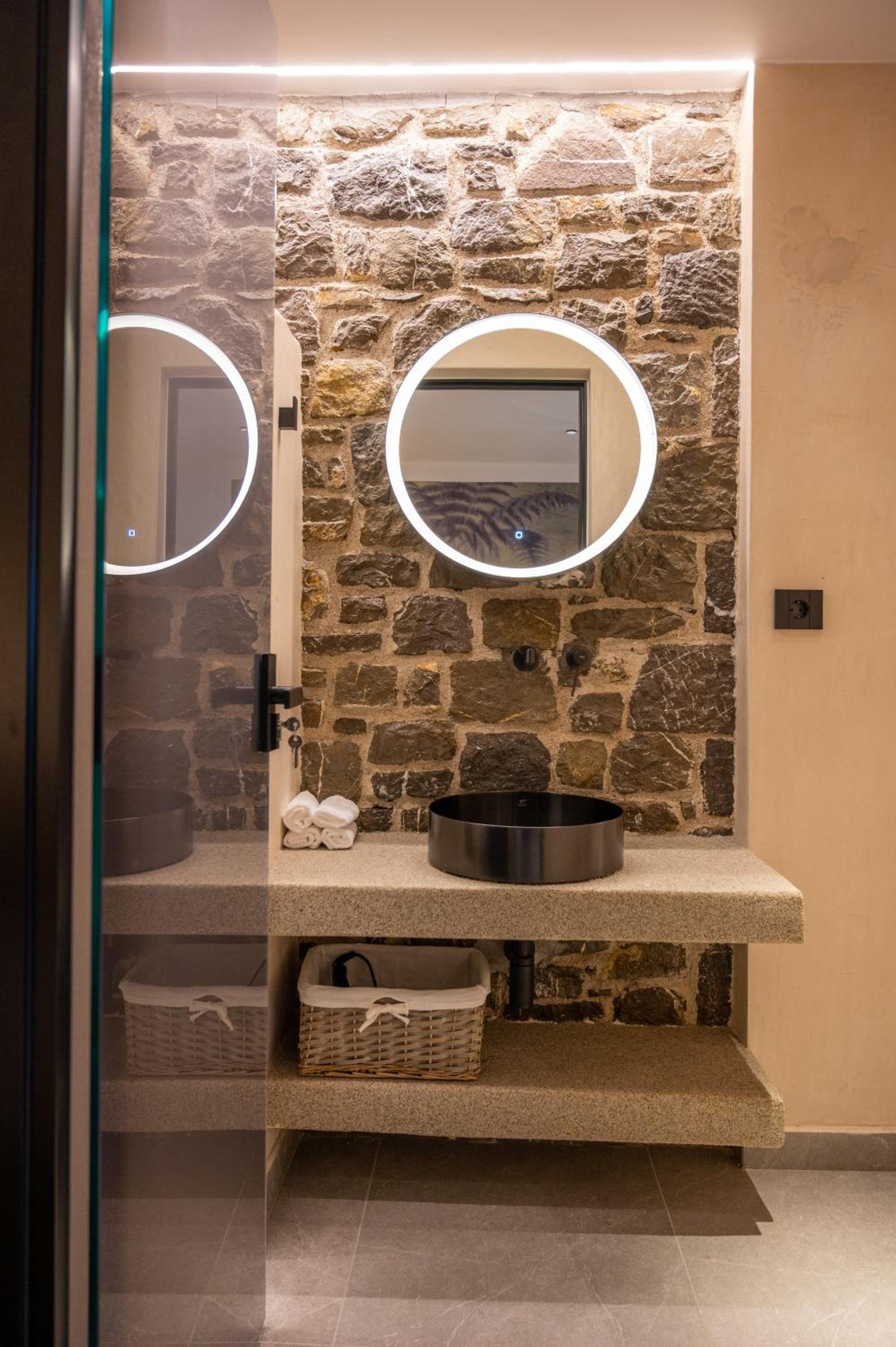 Suite with Private Pool - Photo 20