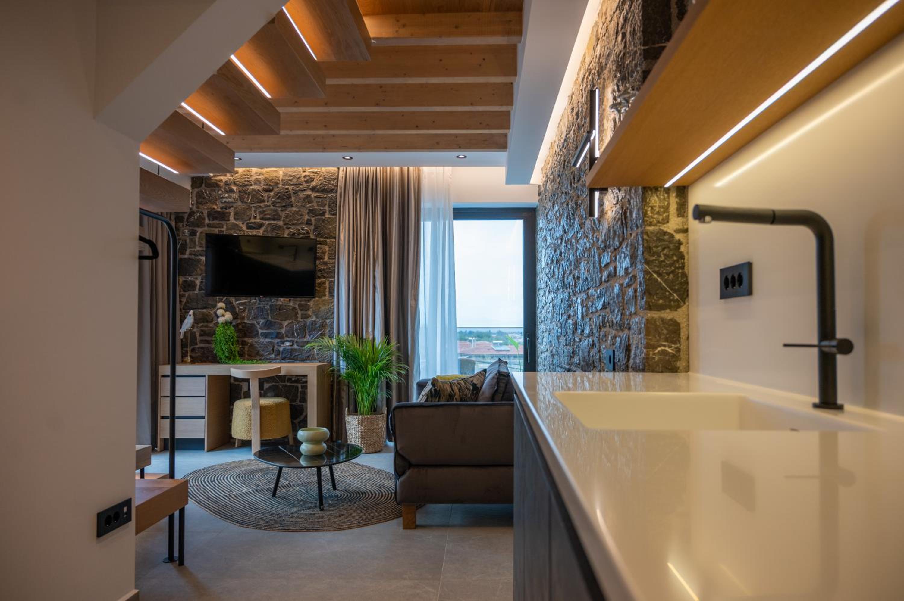 Executive Suite - Photo 23