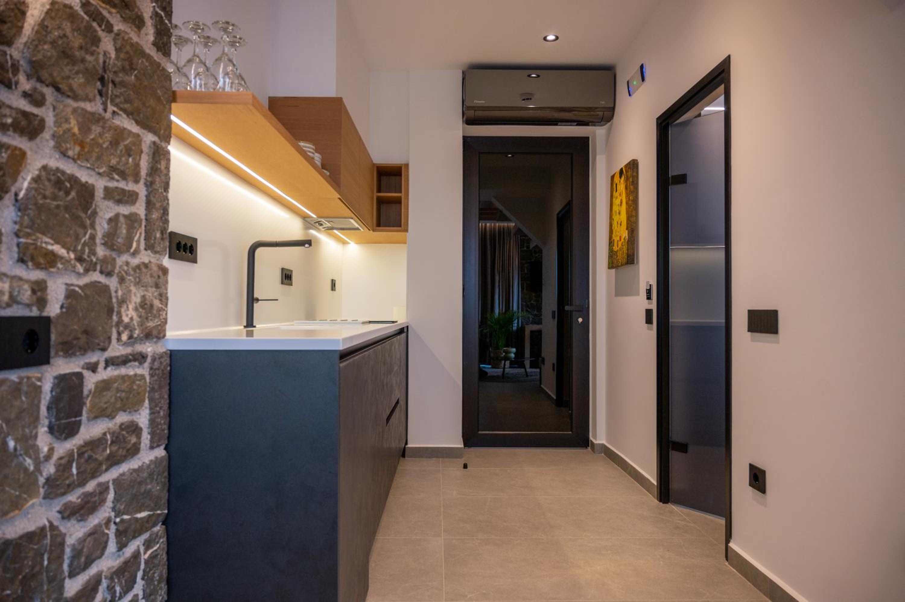 Executive Suite - Photo 28
