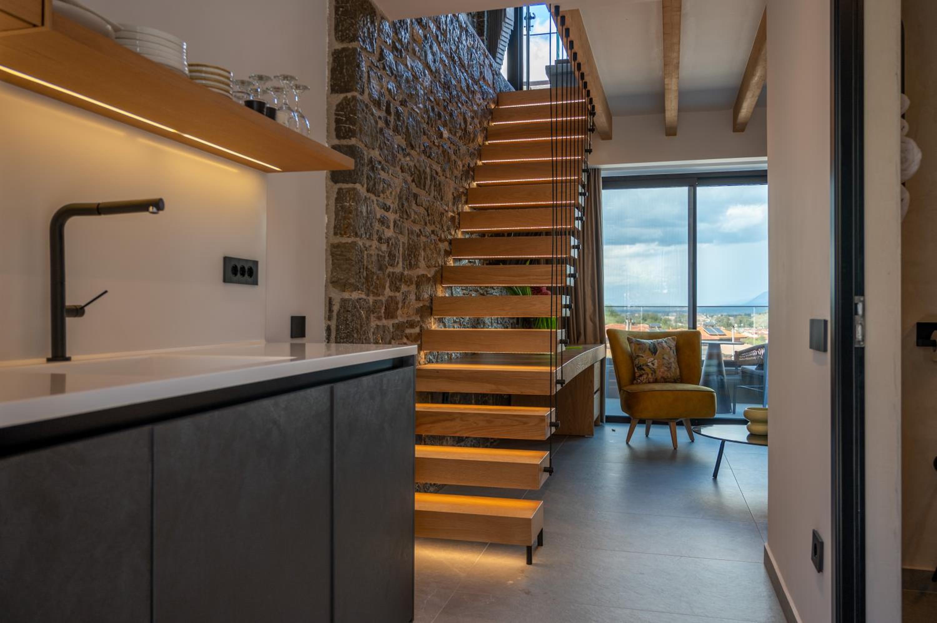 Executive Suite - Photo 9