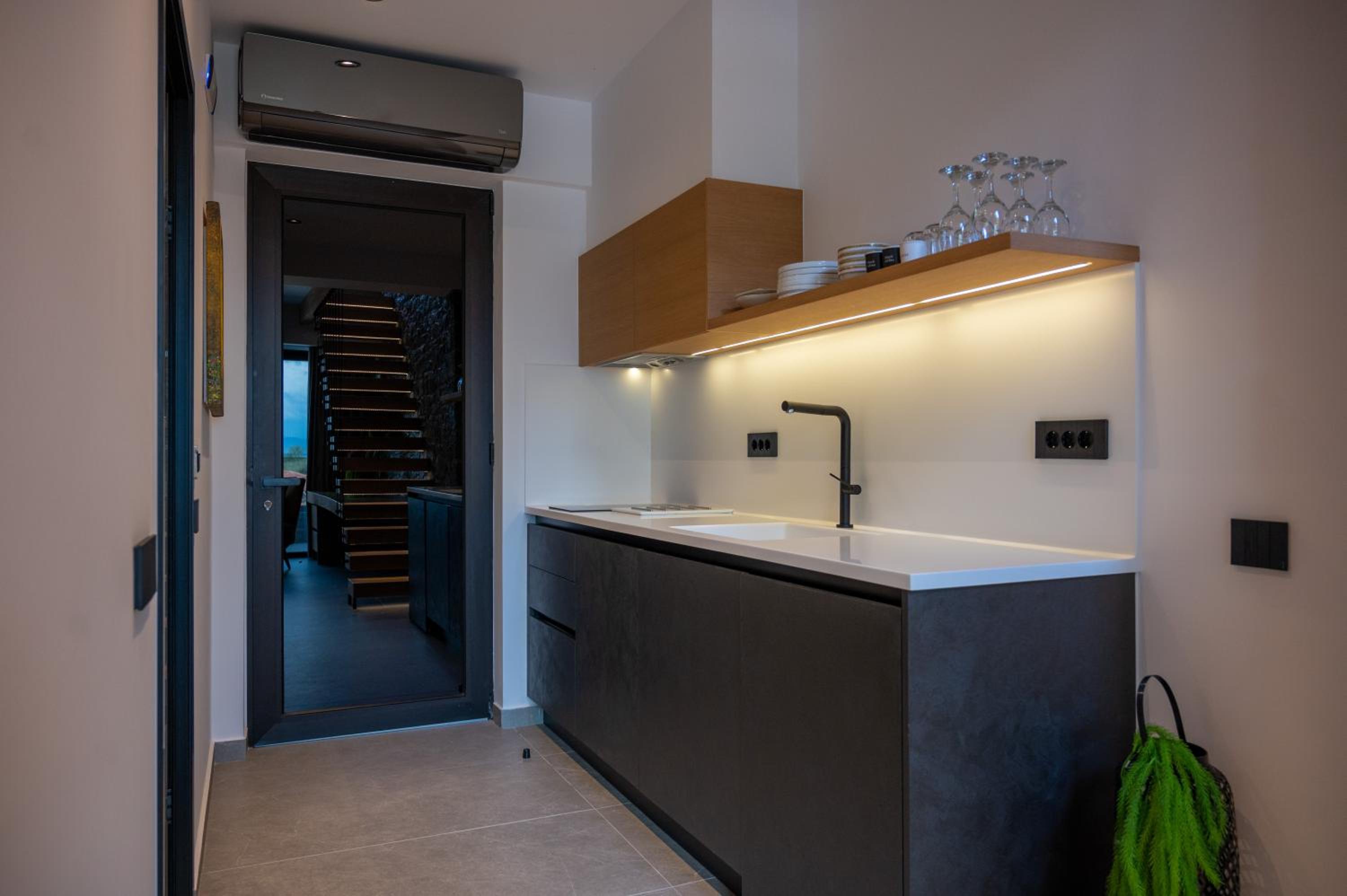 Executive Suite - Photo 10