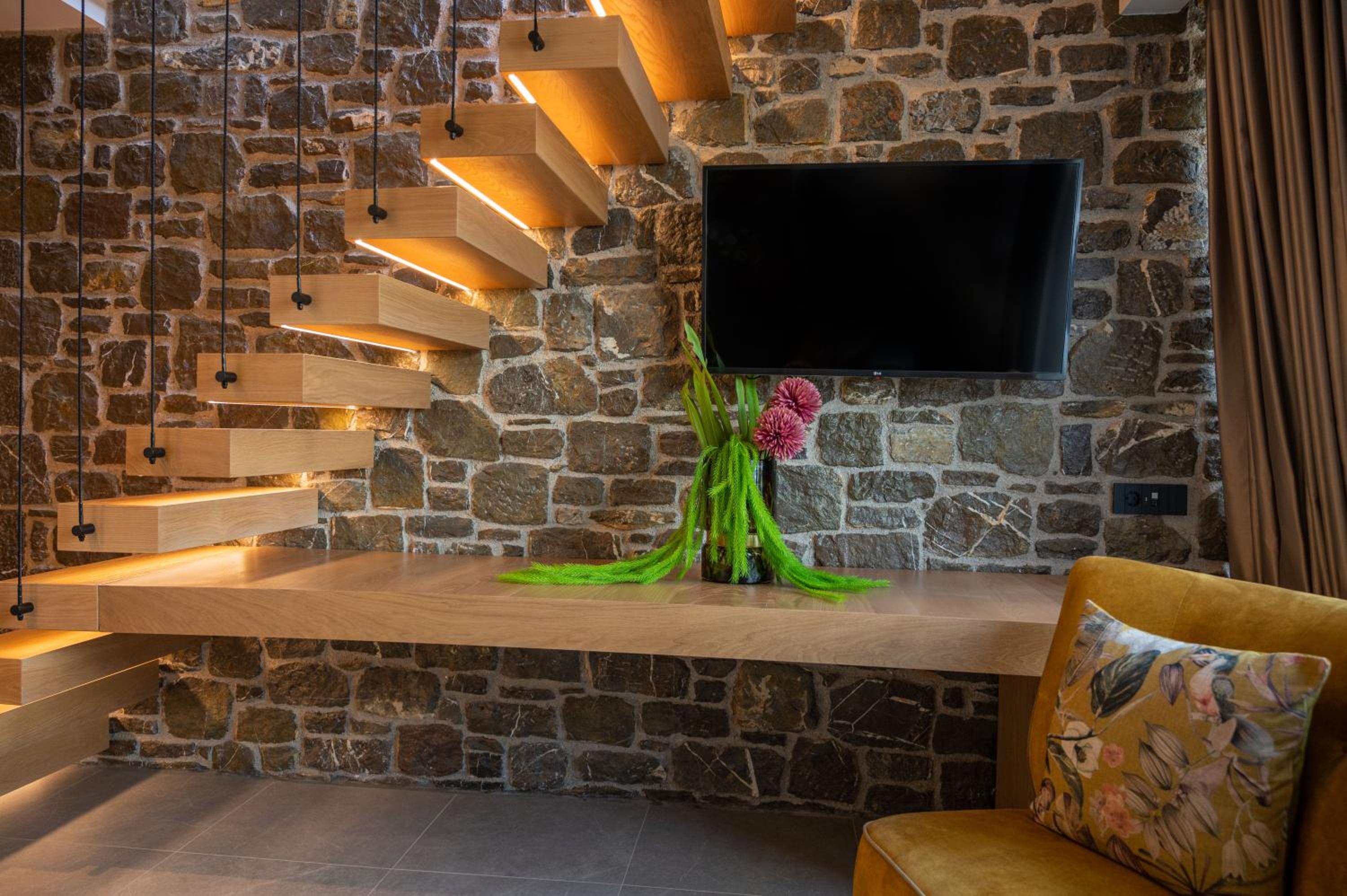Executive Suite - Photo 14