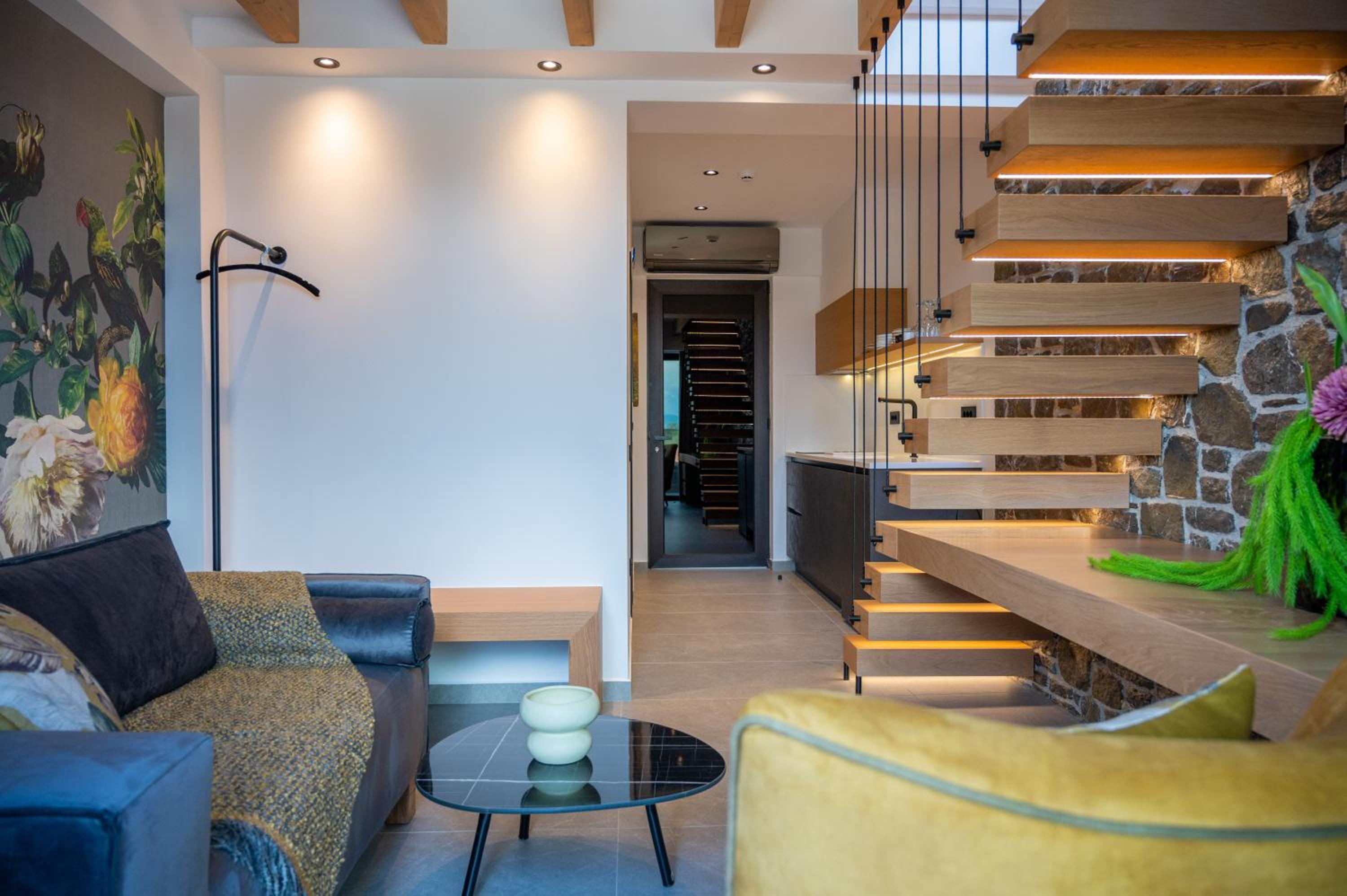 Executive Suite - Photo 16