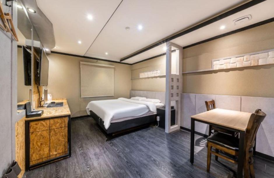 Superior King Room - Photo 3