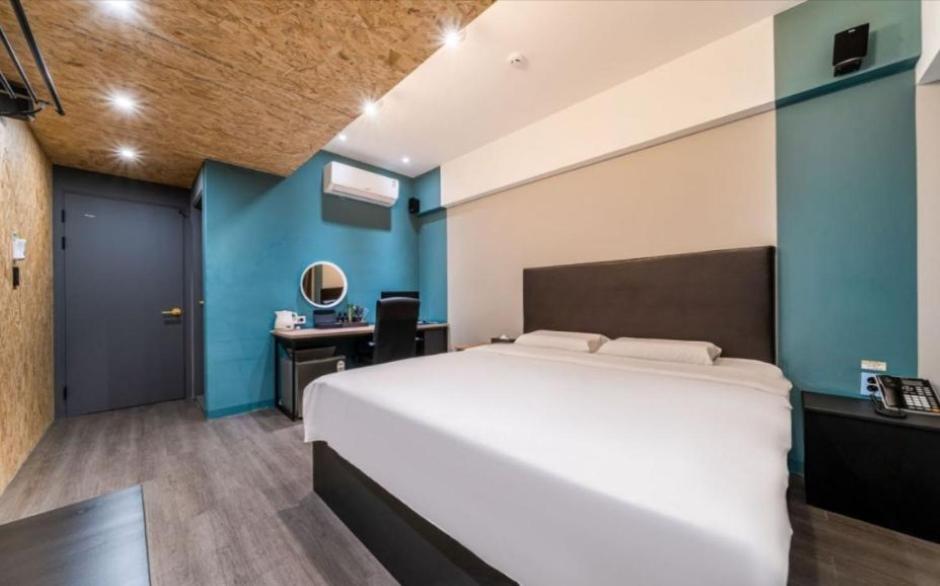 Deluxe King Room - Photo 1