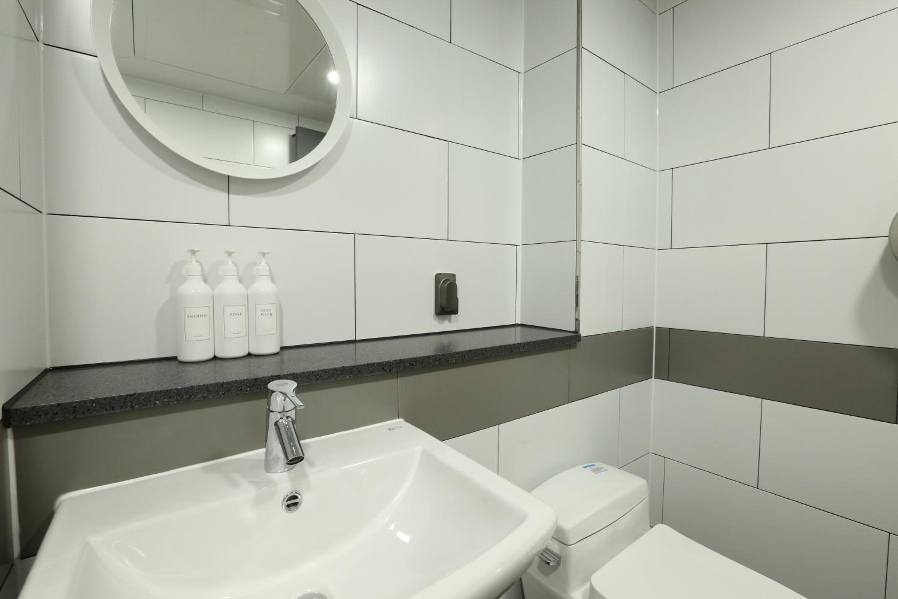Deluxe King Room - Photo 5