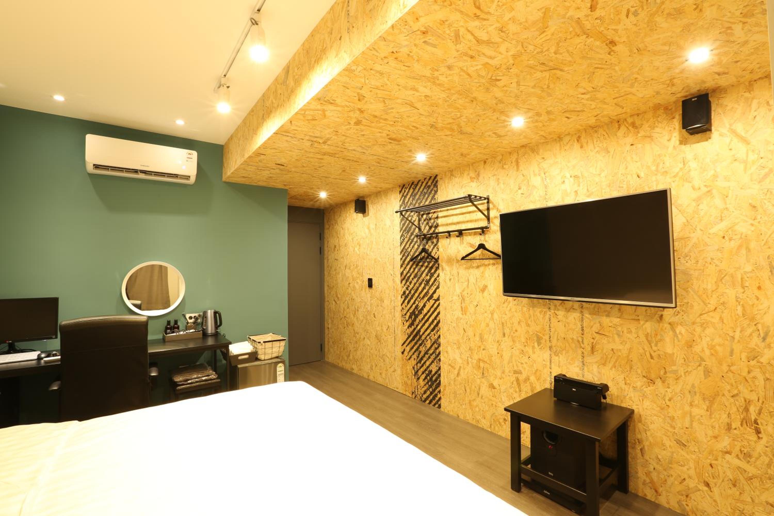 Deluxe King Room - Photo 2