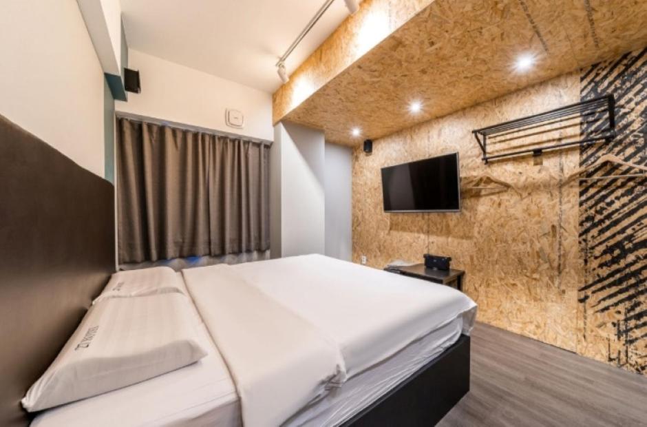Deluxe King Room - Photo 3