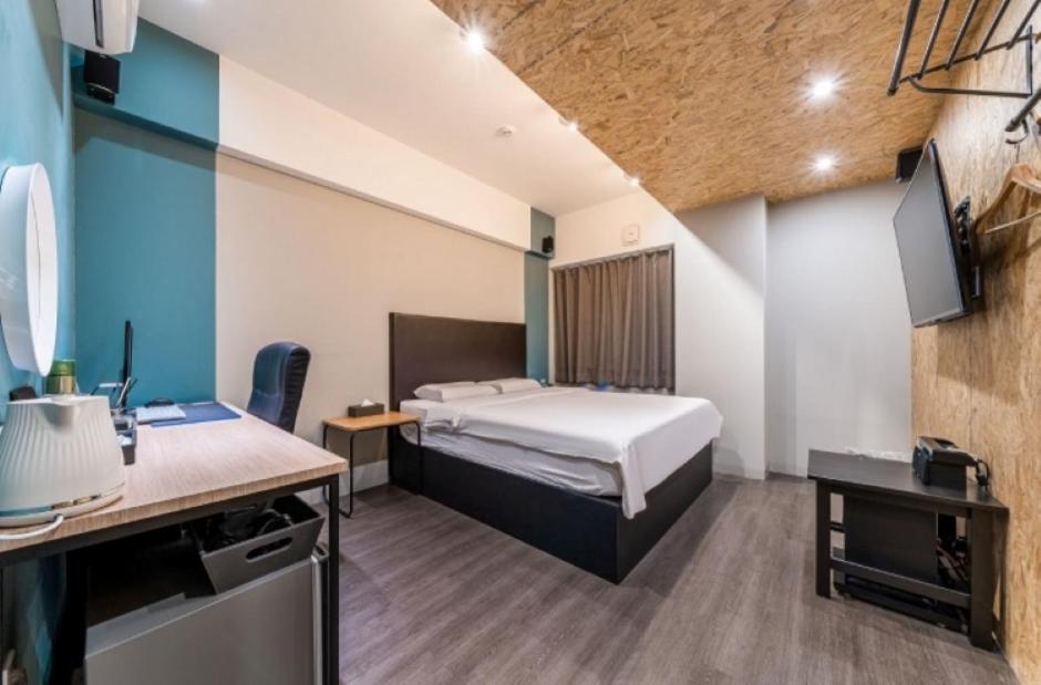 Deluxe King Room - Photo 7