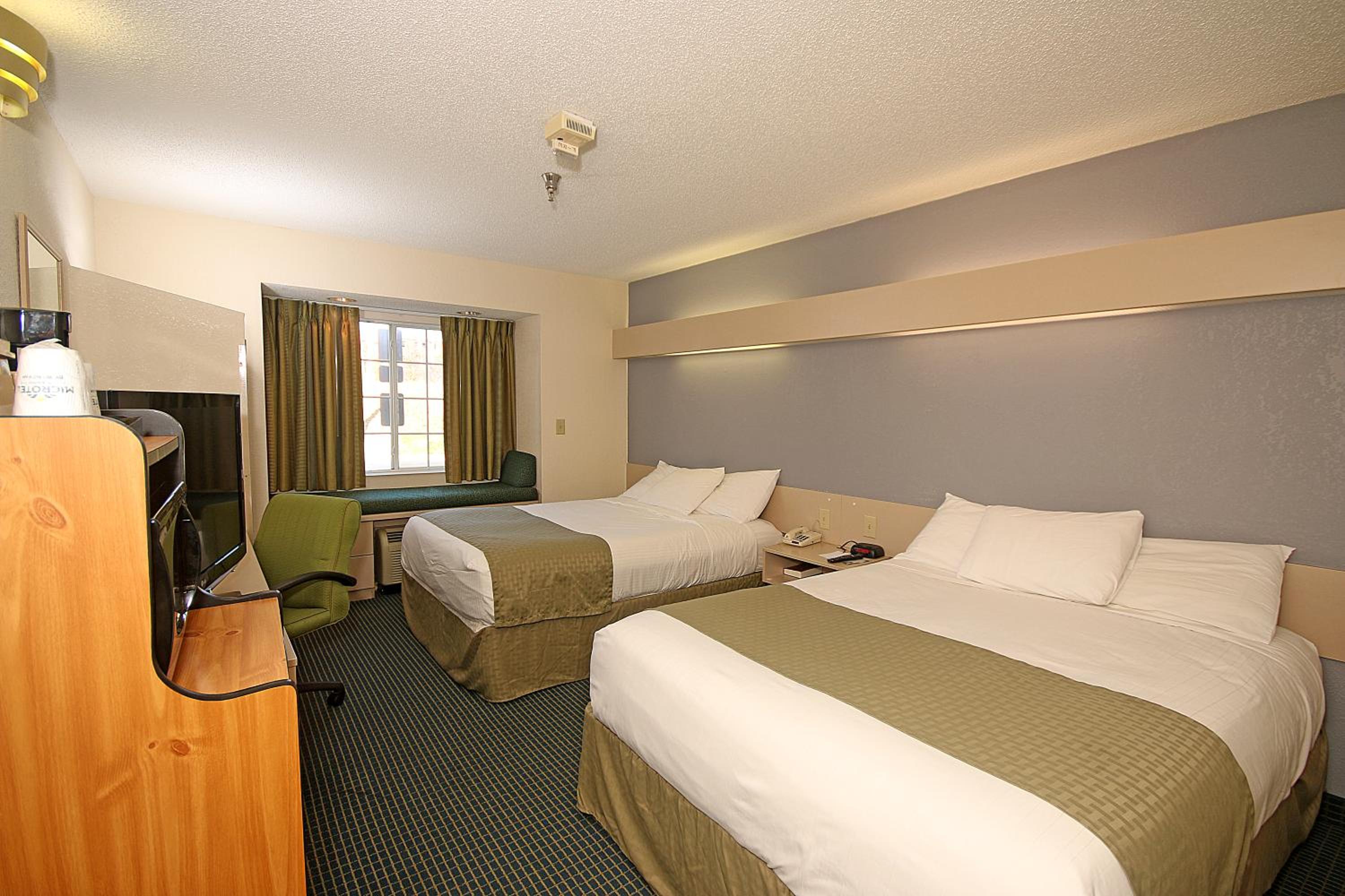 Queen Room with Two Queen Beds - Mobility Access/Non-Smoking - Photo 4