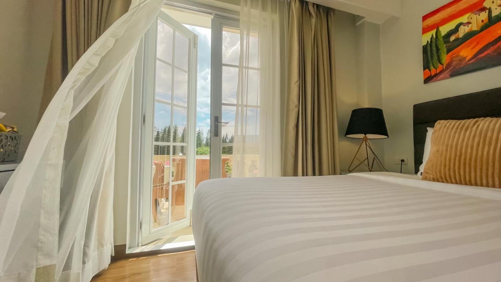 Twin Room with Balcony - Photo 8