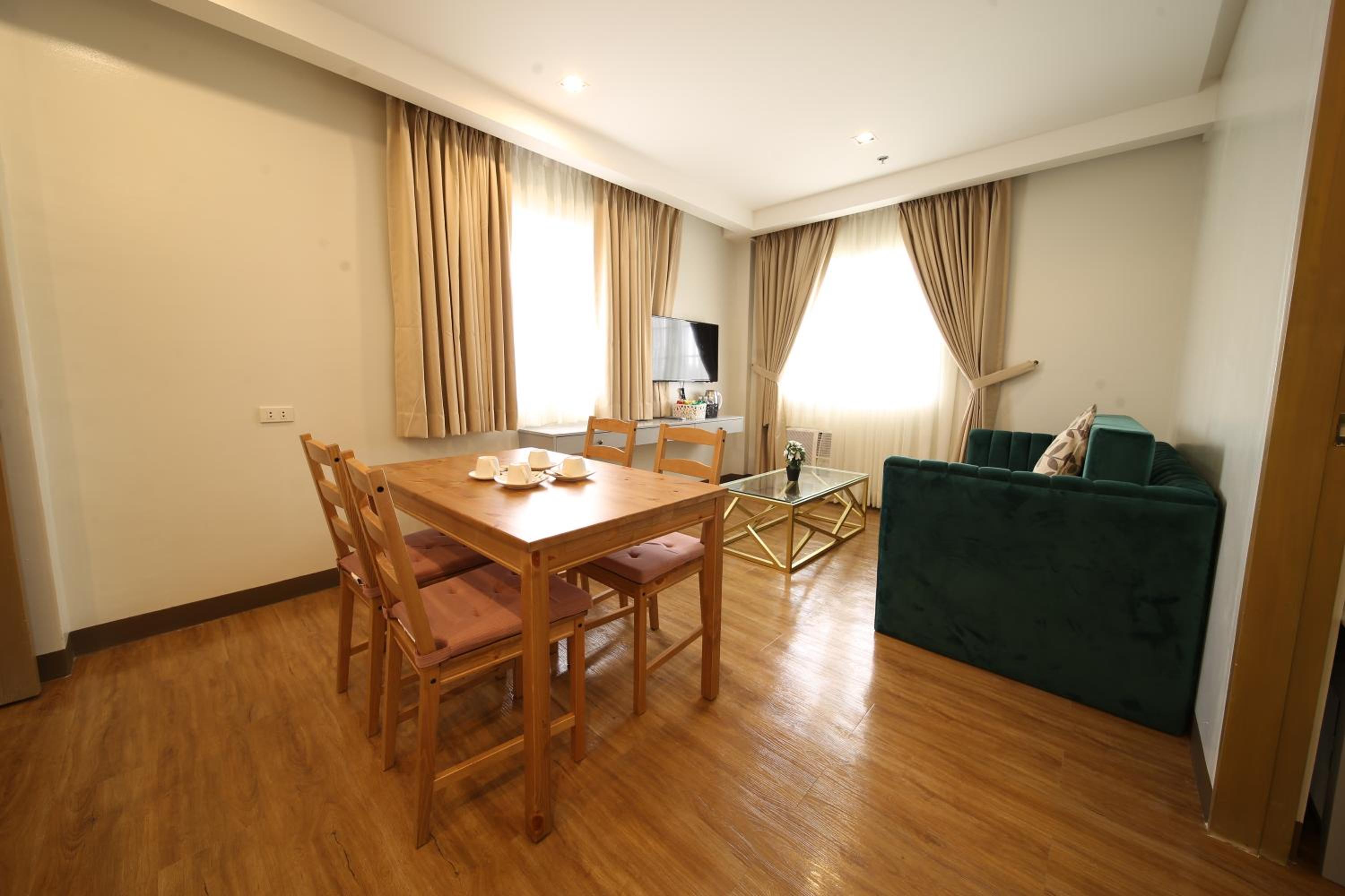 Family Room - Photo 2
