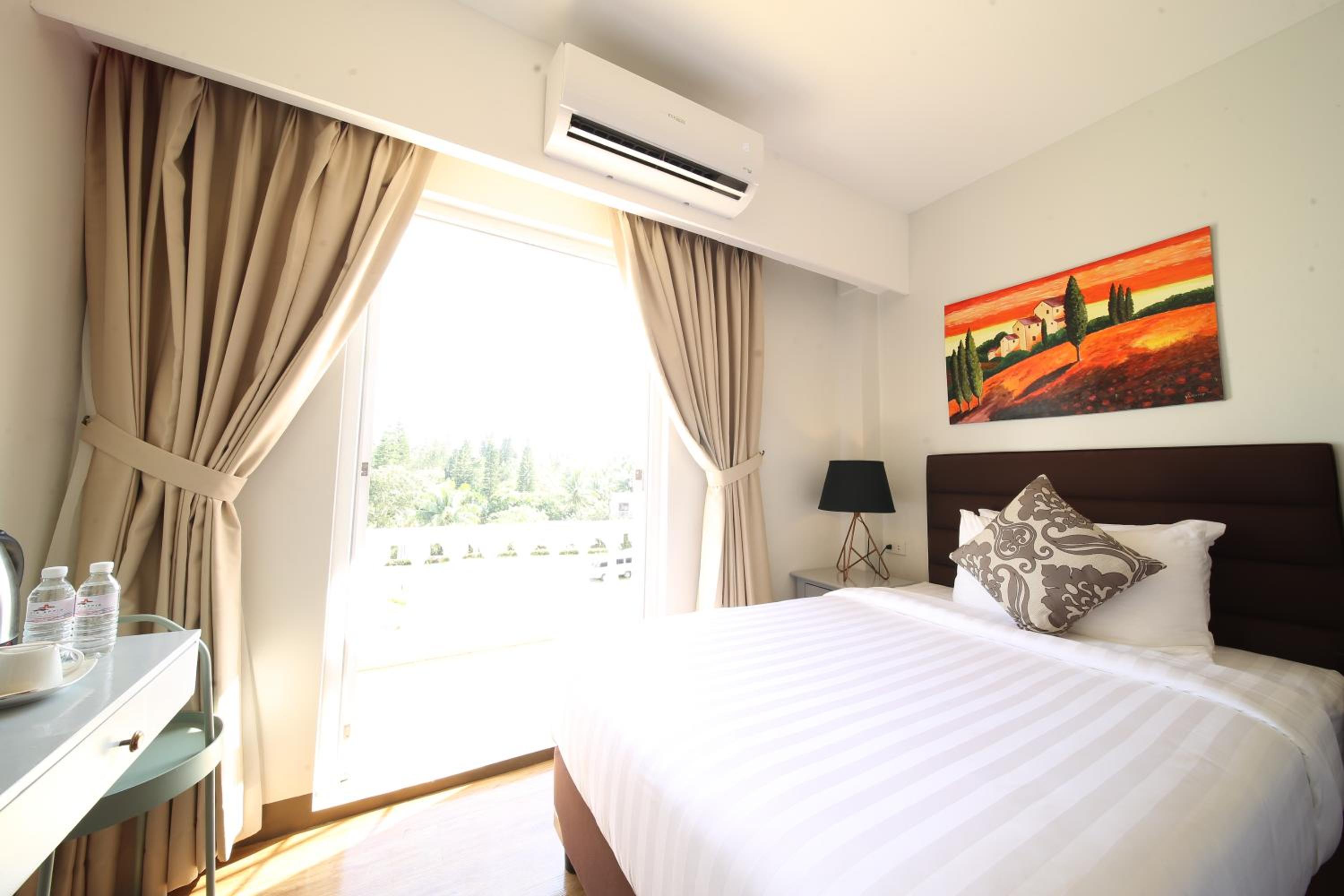 Twin Room with Balcony - Photo 12