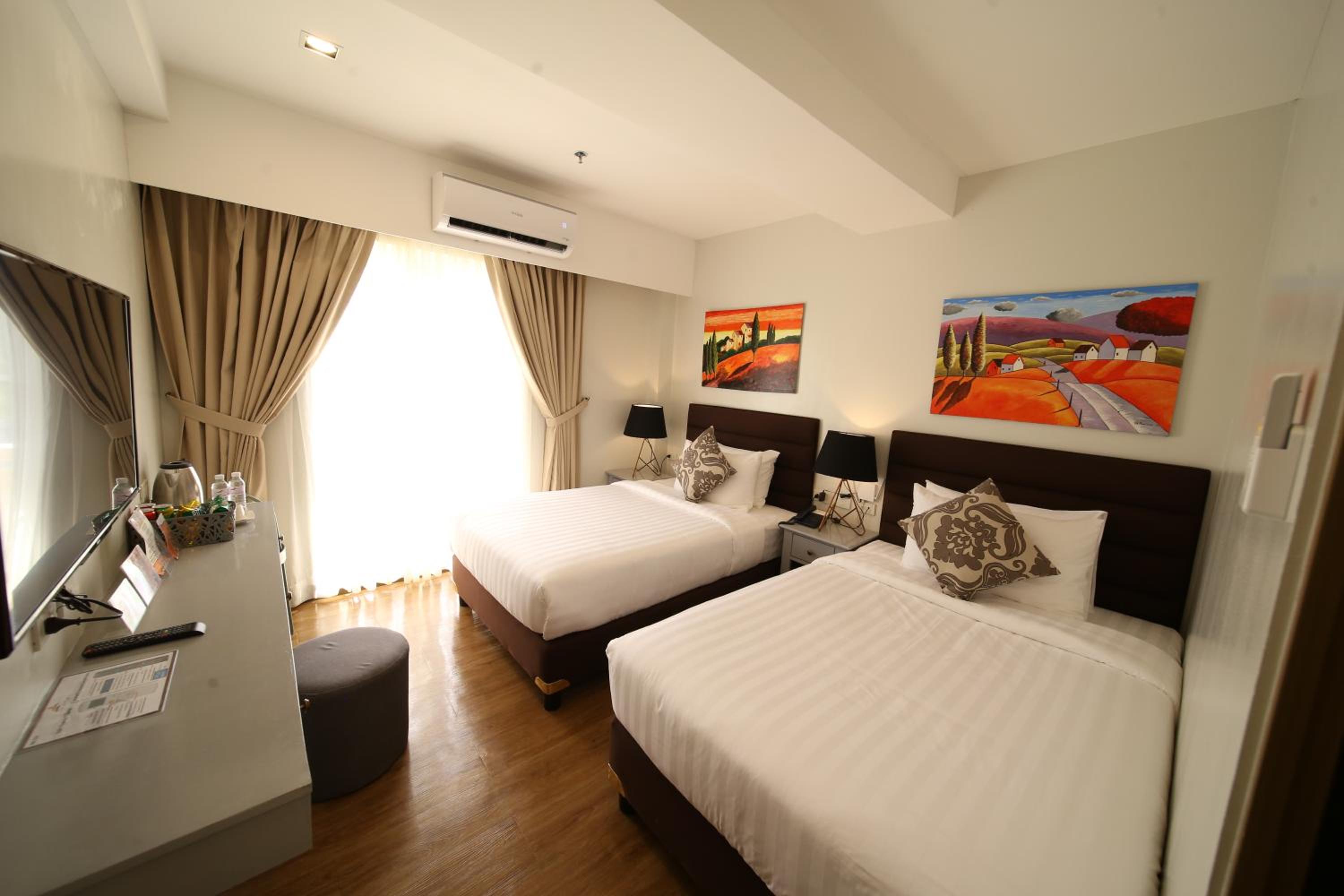 Twin Room with Balcony - Photo 11