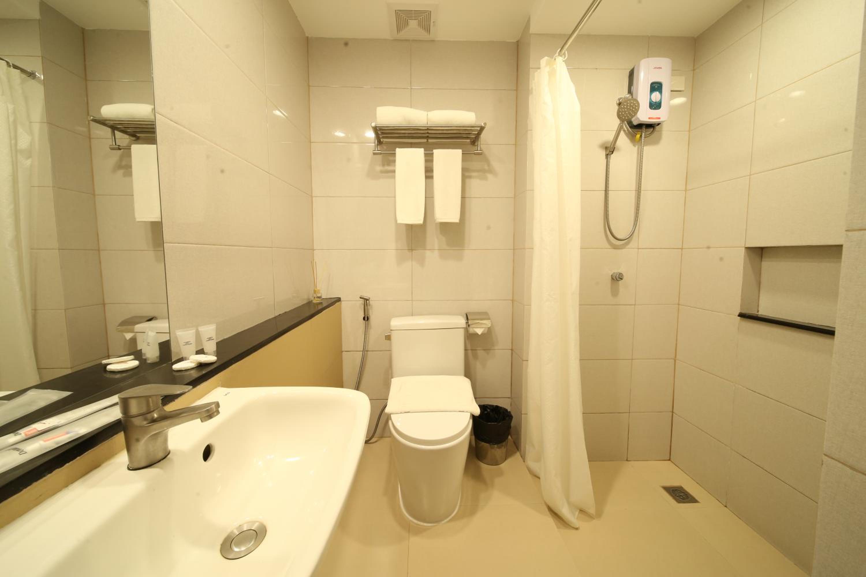 Twin Room with Balcony - Photo 2