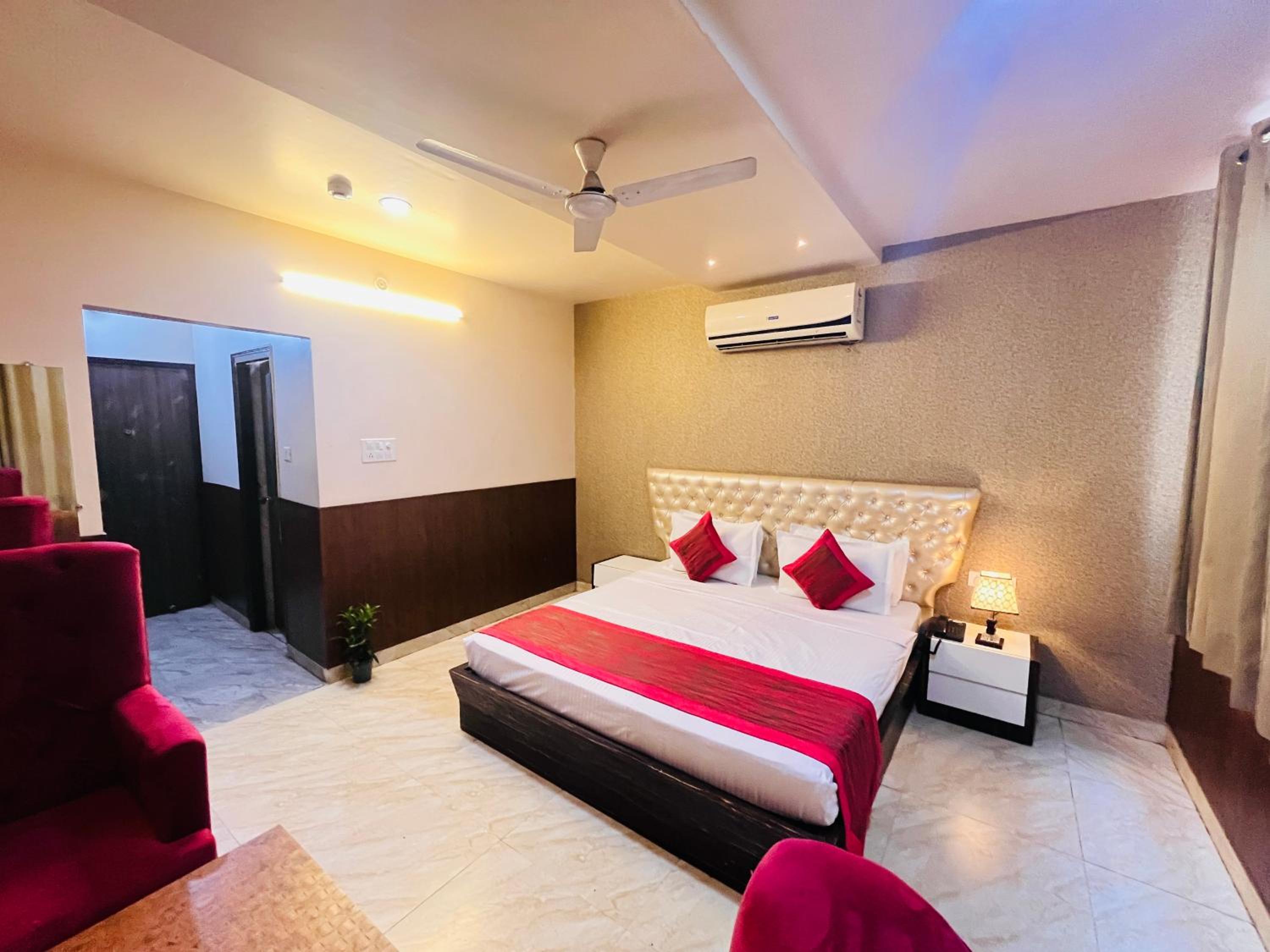Deluxe King Room photo 1