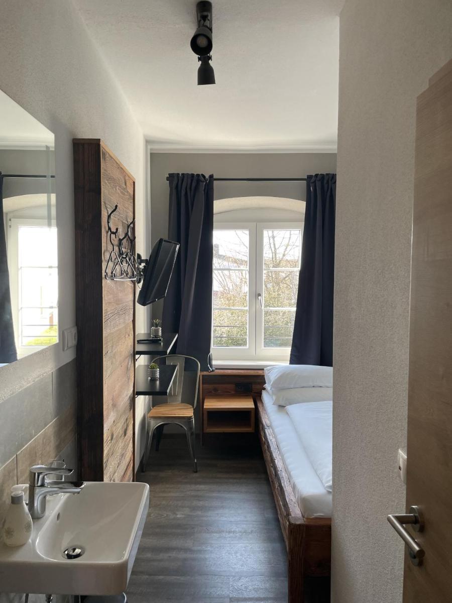 Single Room with Private Bathroom photo 2
