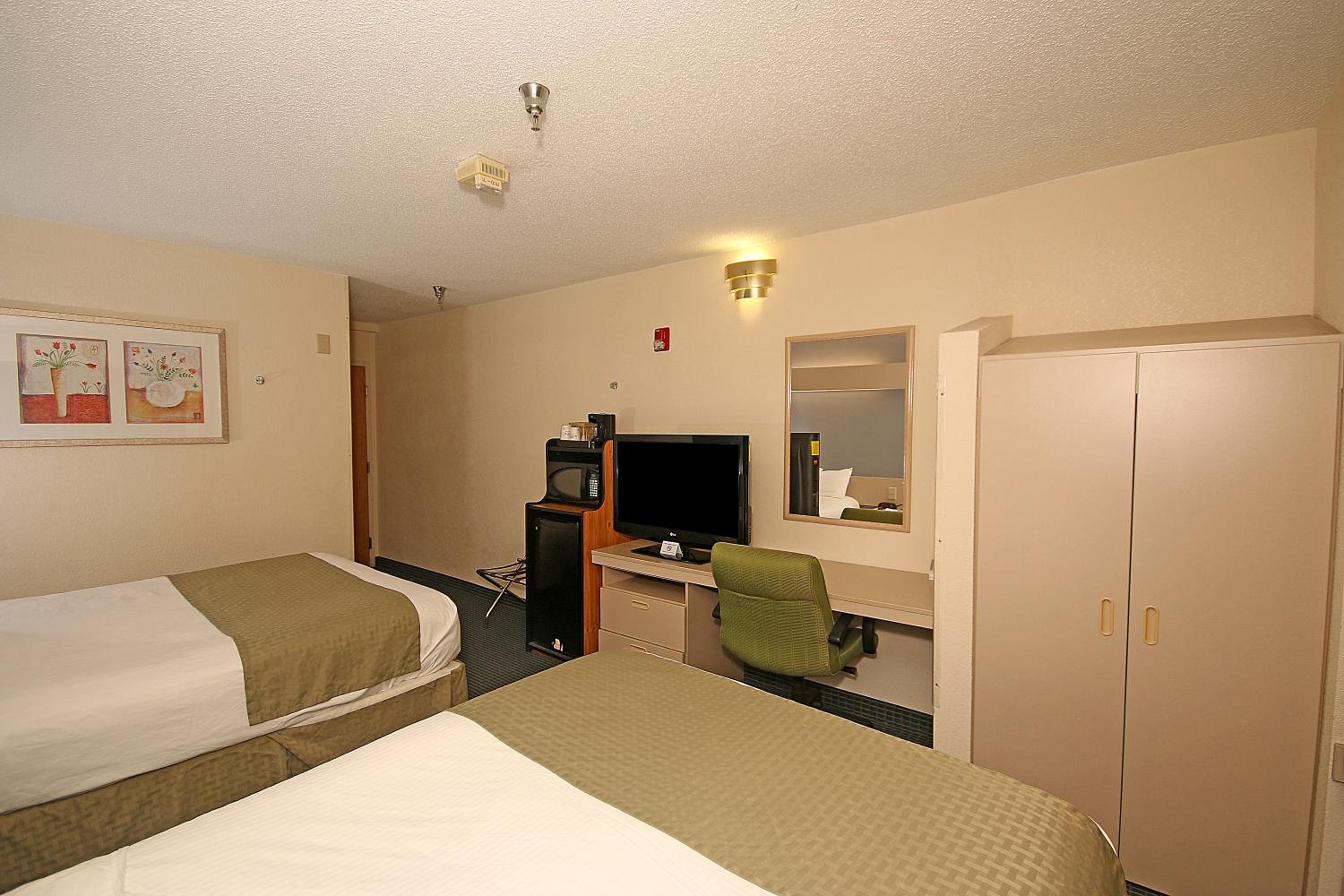 Queen Room with Two Queen Beds - Non-Smoking - Photo 3