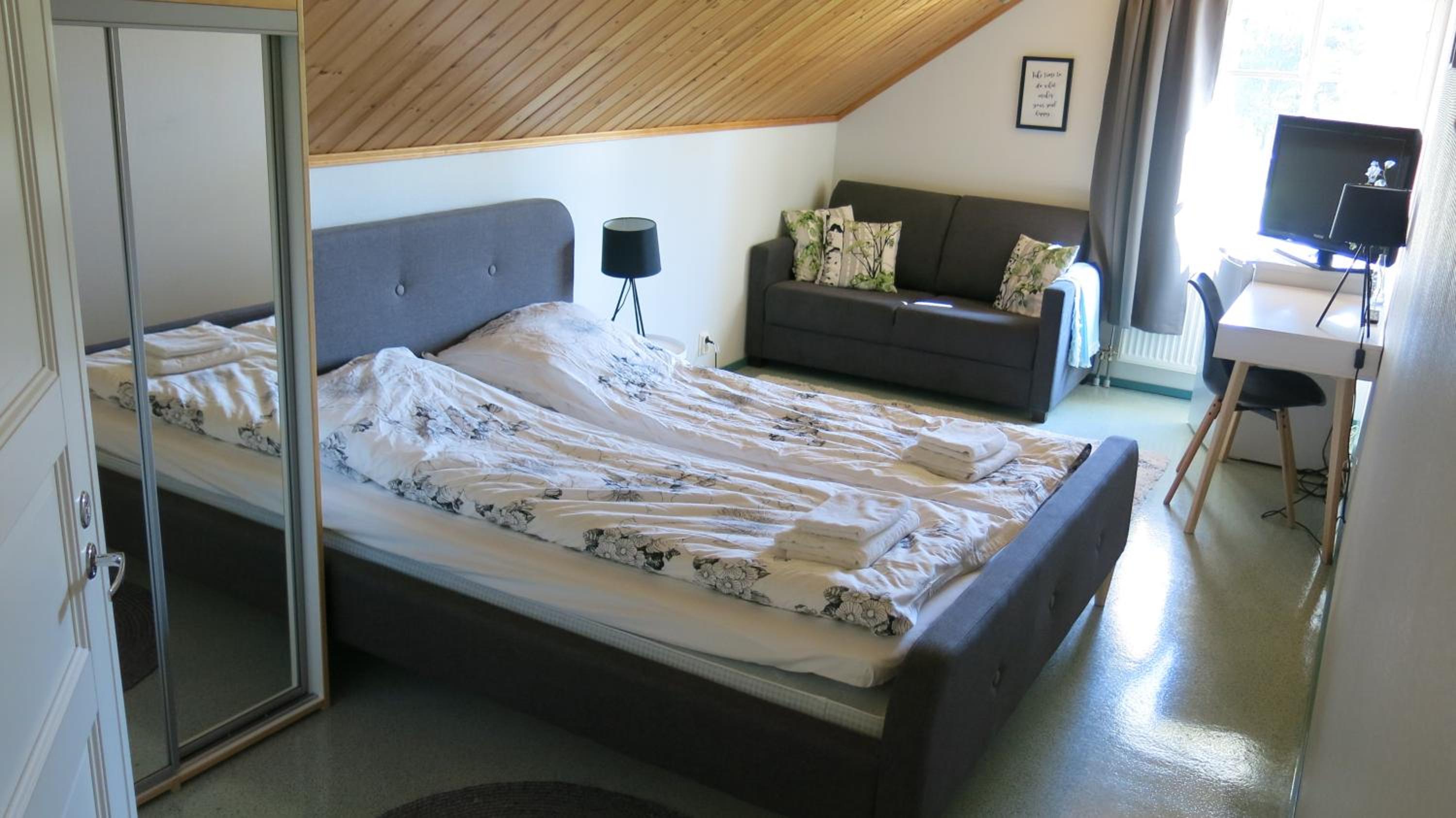 Double Room with Private Bathroom - Photo 1