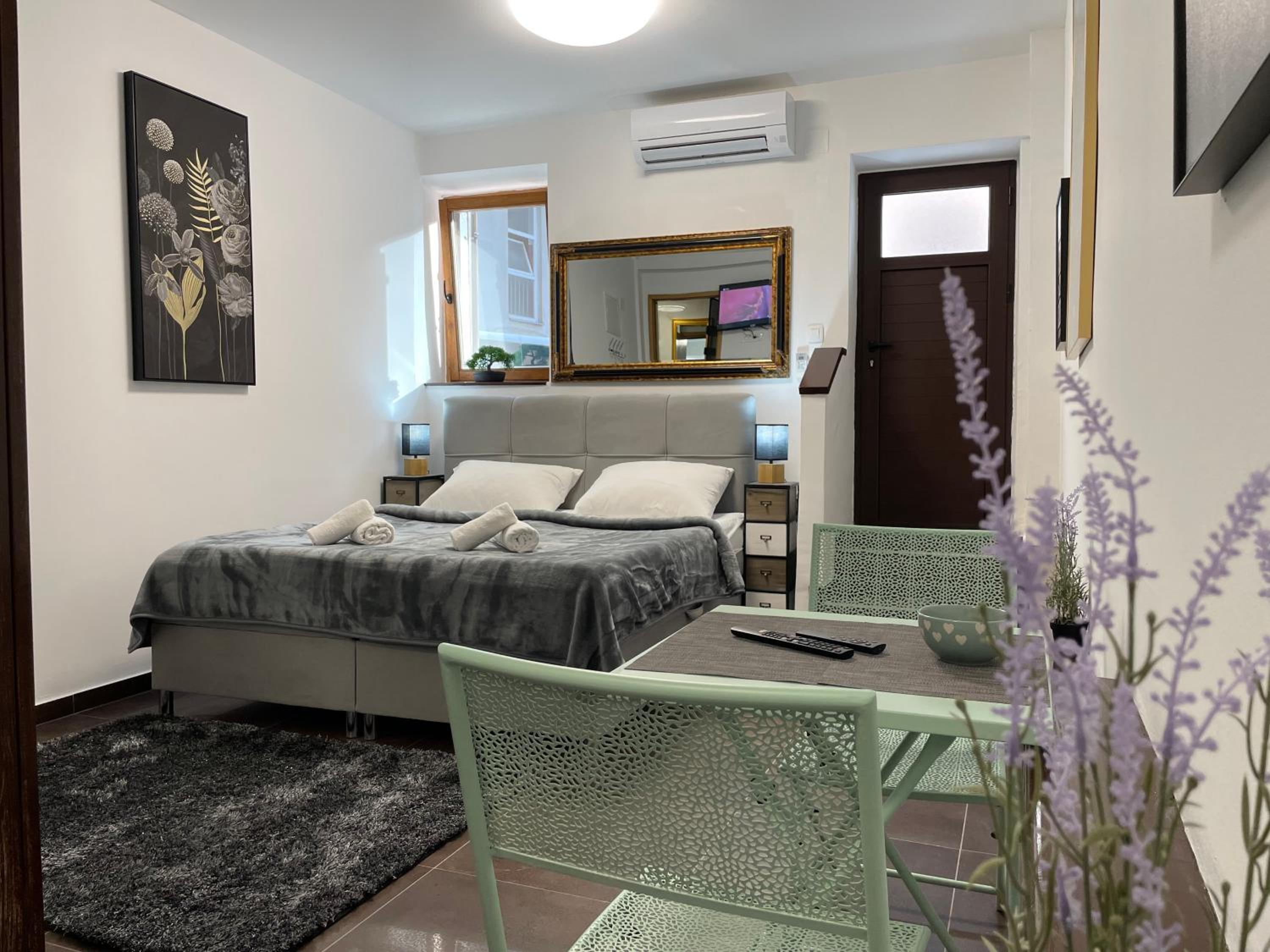 Studio Apartment photo 1