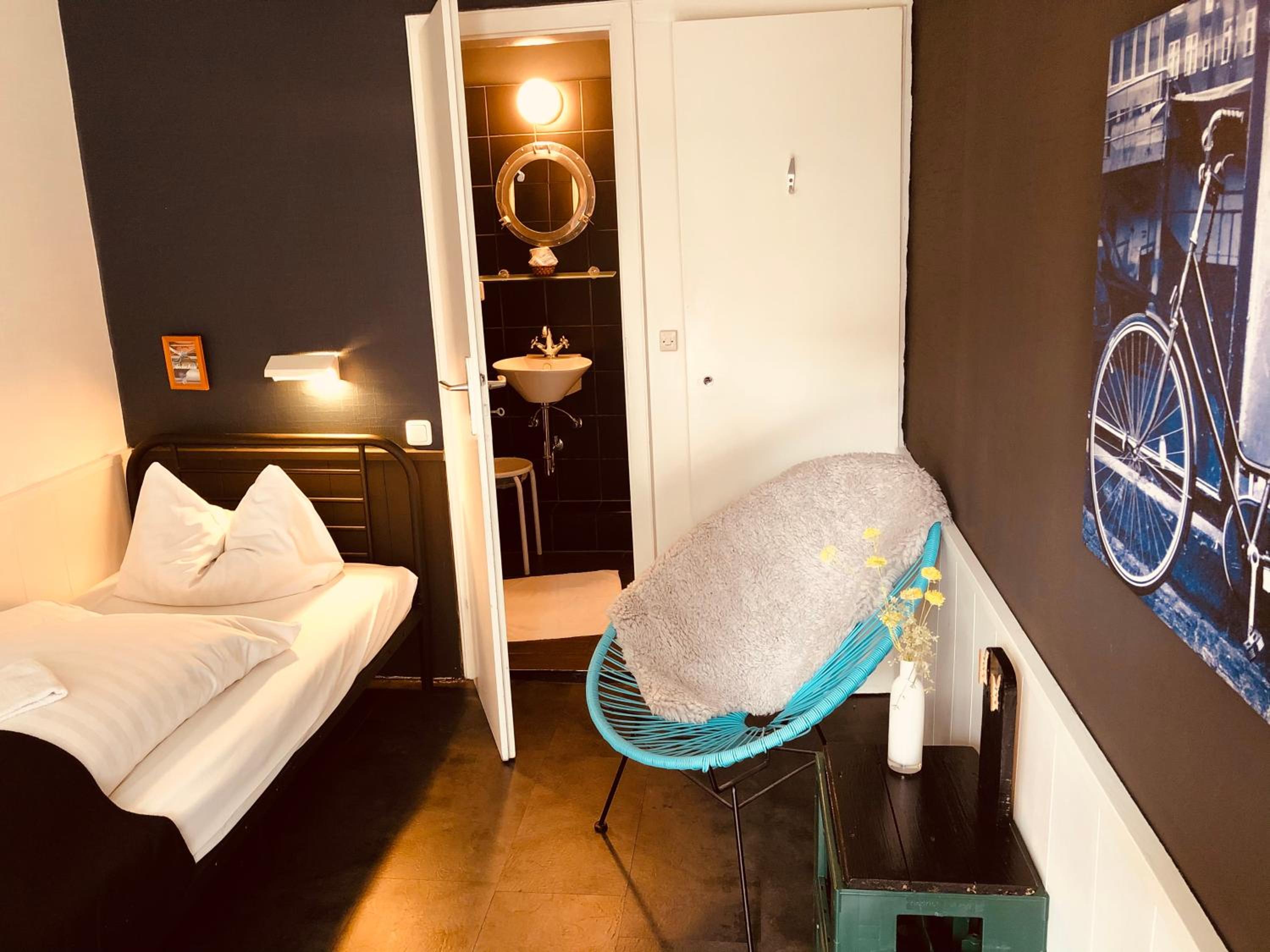 Single Room photo 3
