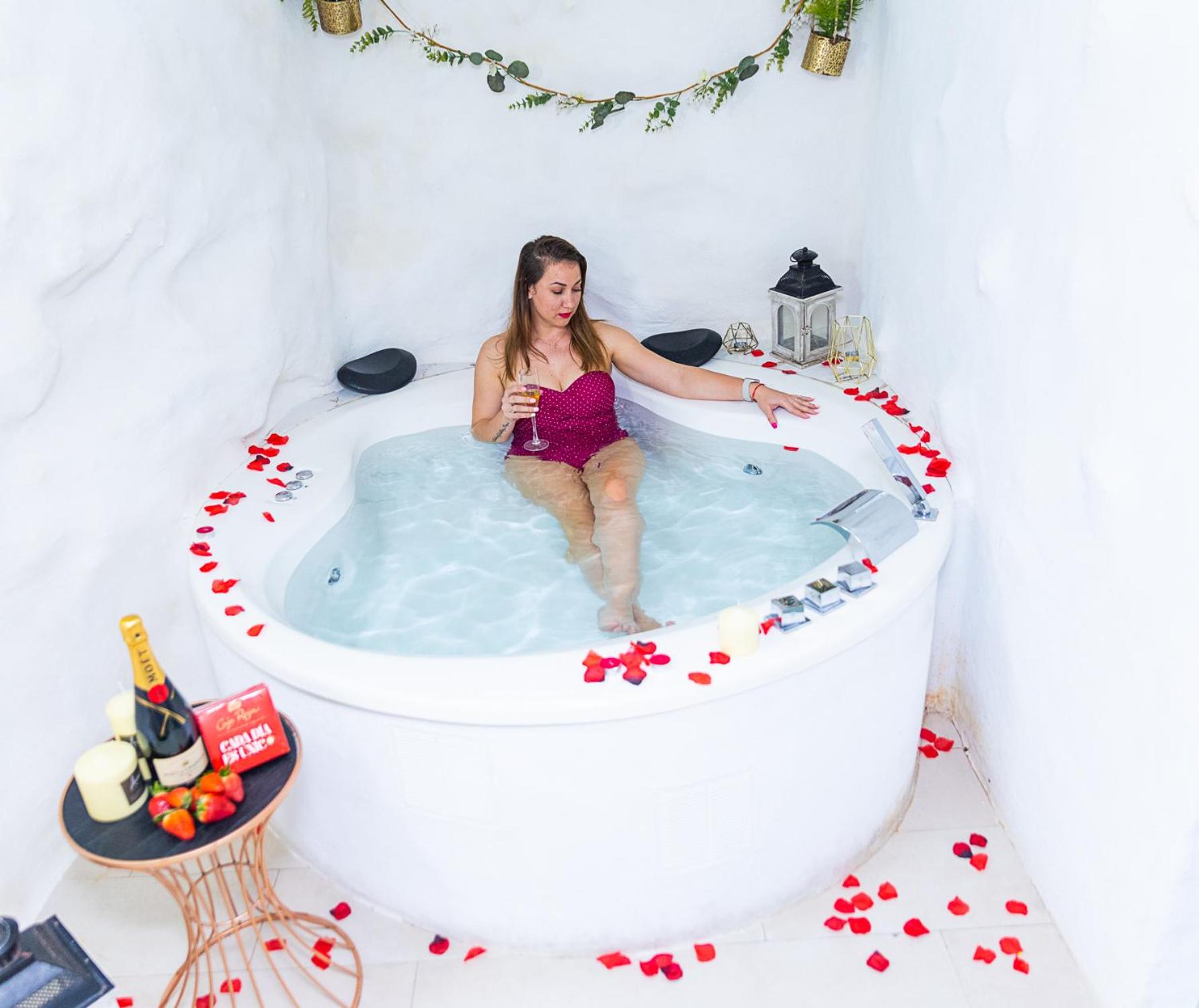 Deluxe Suite Cave with Spa Bath photo 2