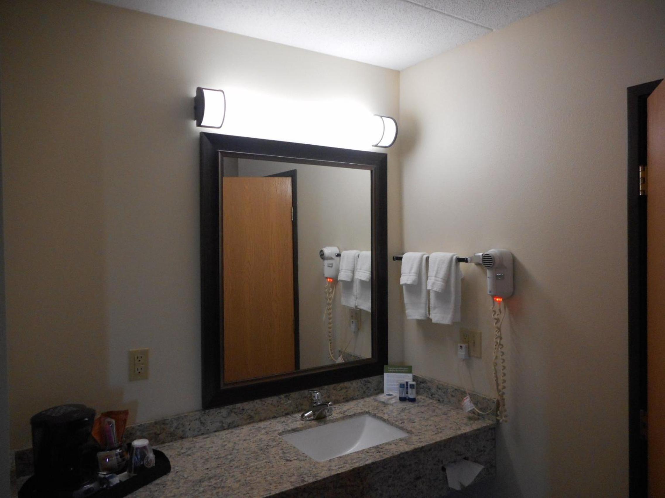 Queen Room with Two Queen Beds - Mobility Access/Non-Smoking photo 2