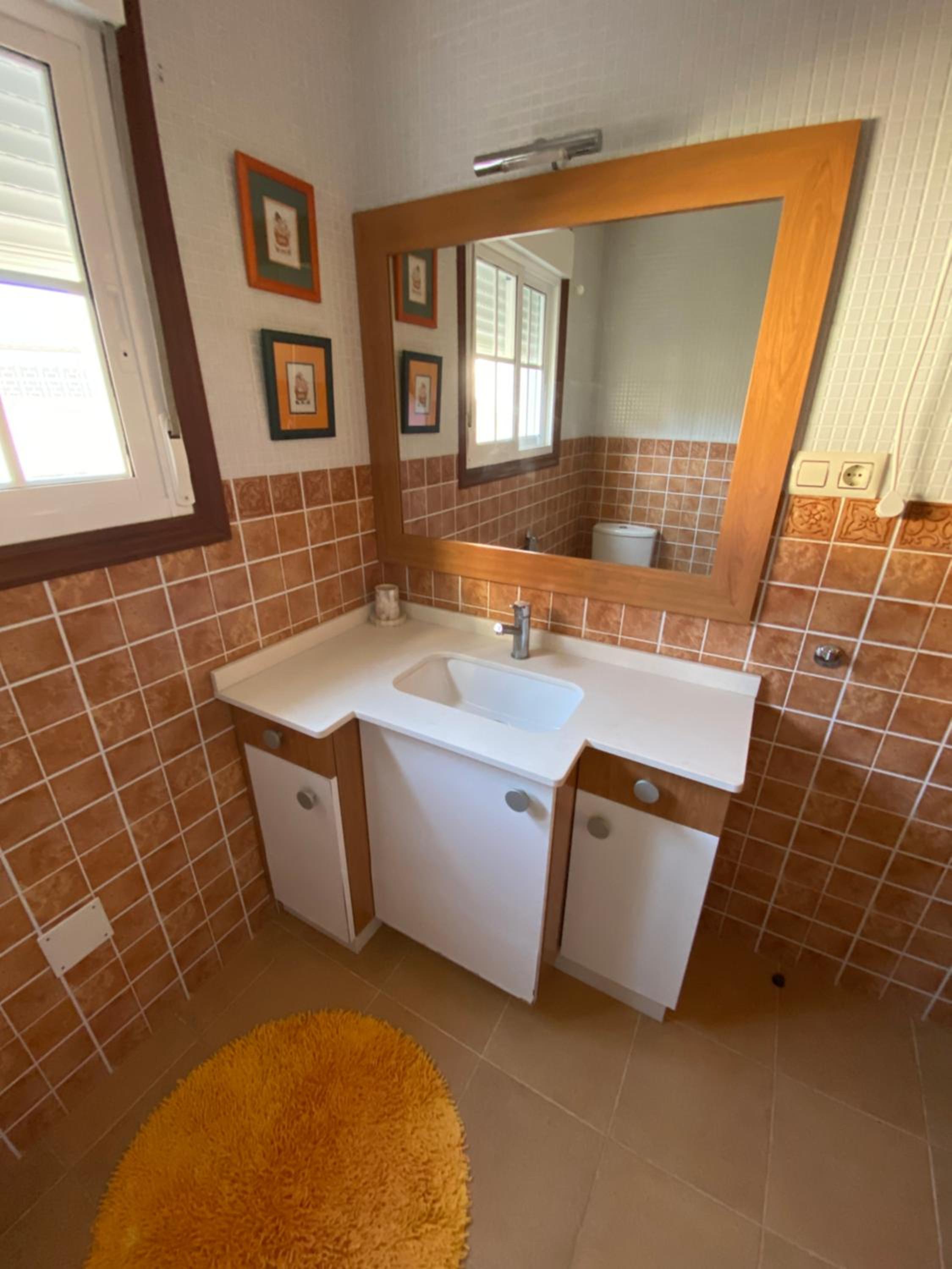 Six-Bedroom House photo 3