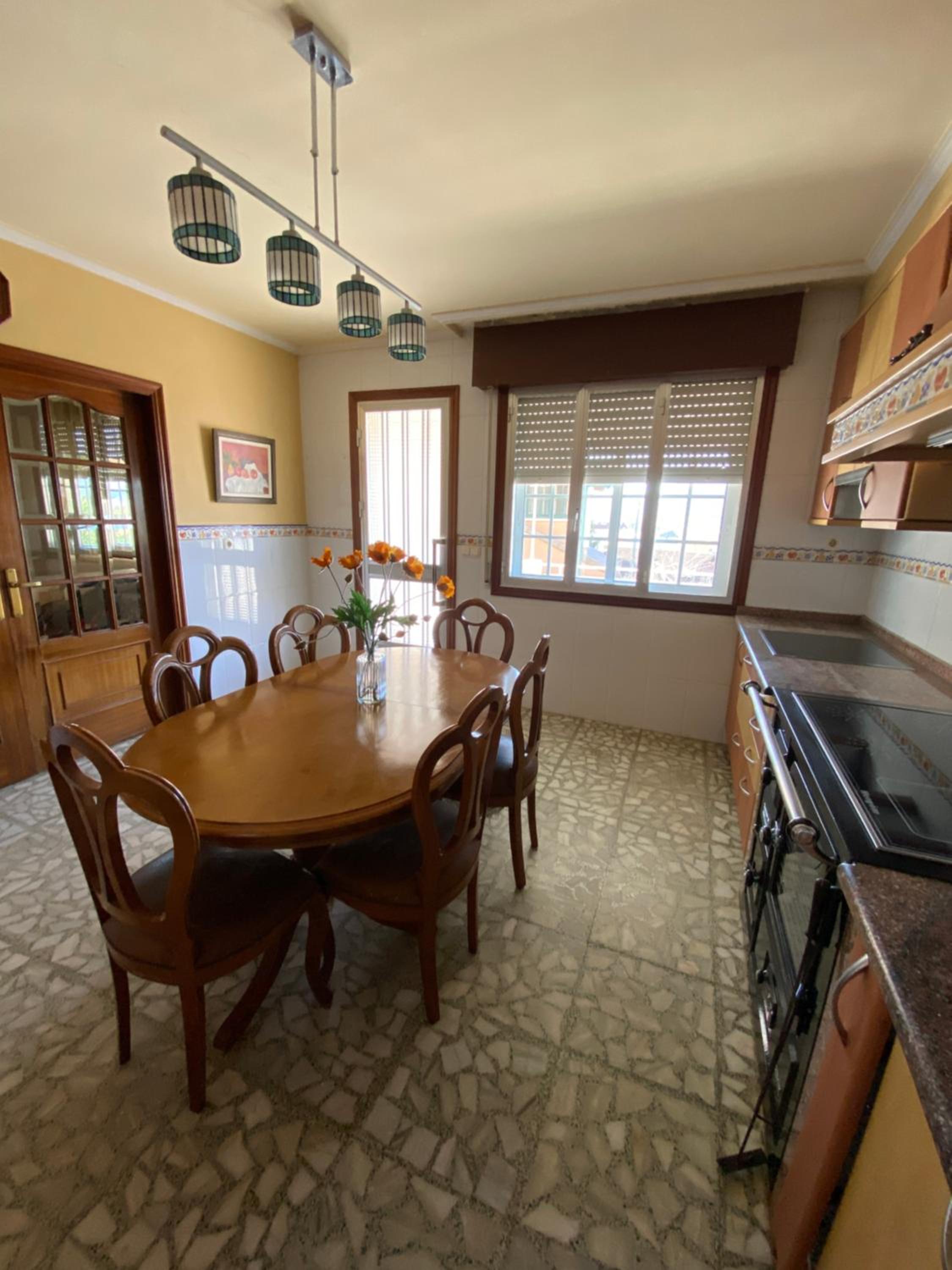 Six-Bedroom House photo 2