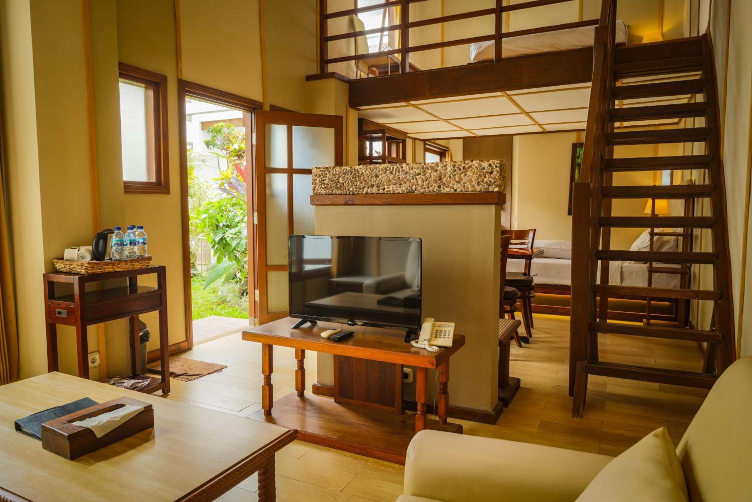 Deluxe Family Room photo 2