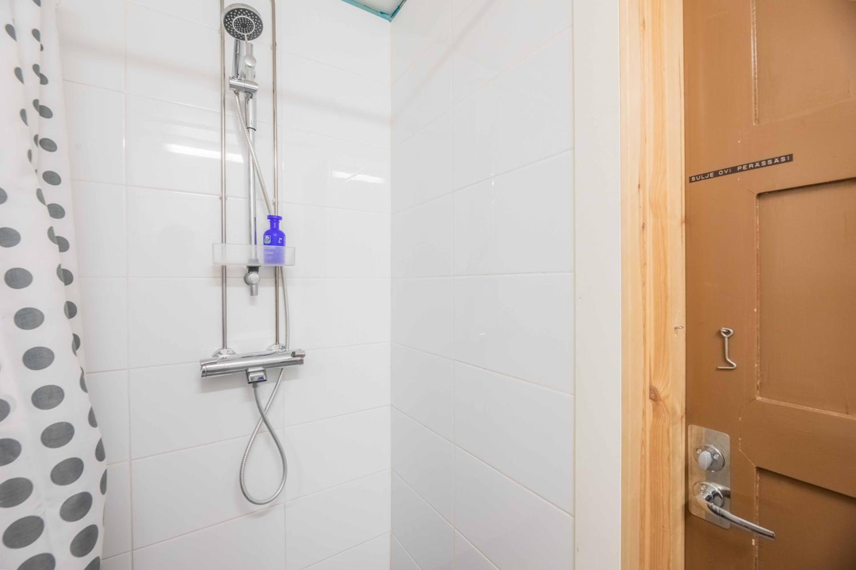 Single Room with Shared Shower and Toilet photo 3