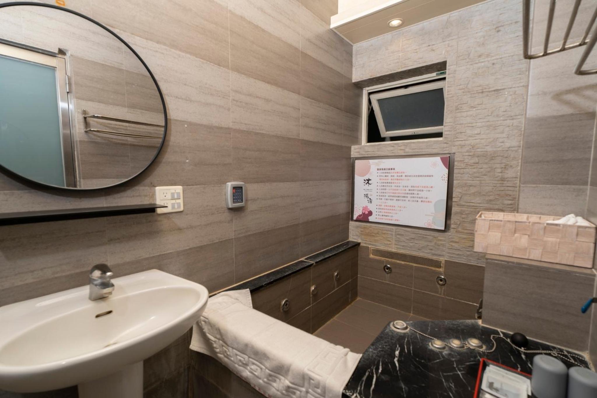 Deluxe Double Room with Bath photo 3
