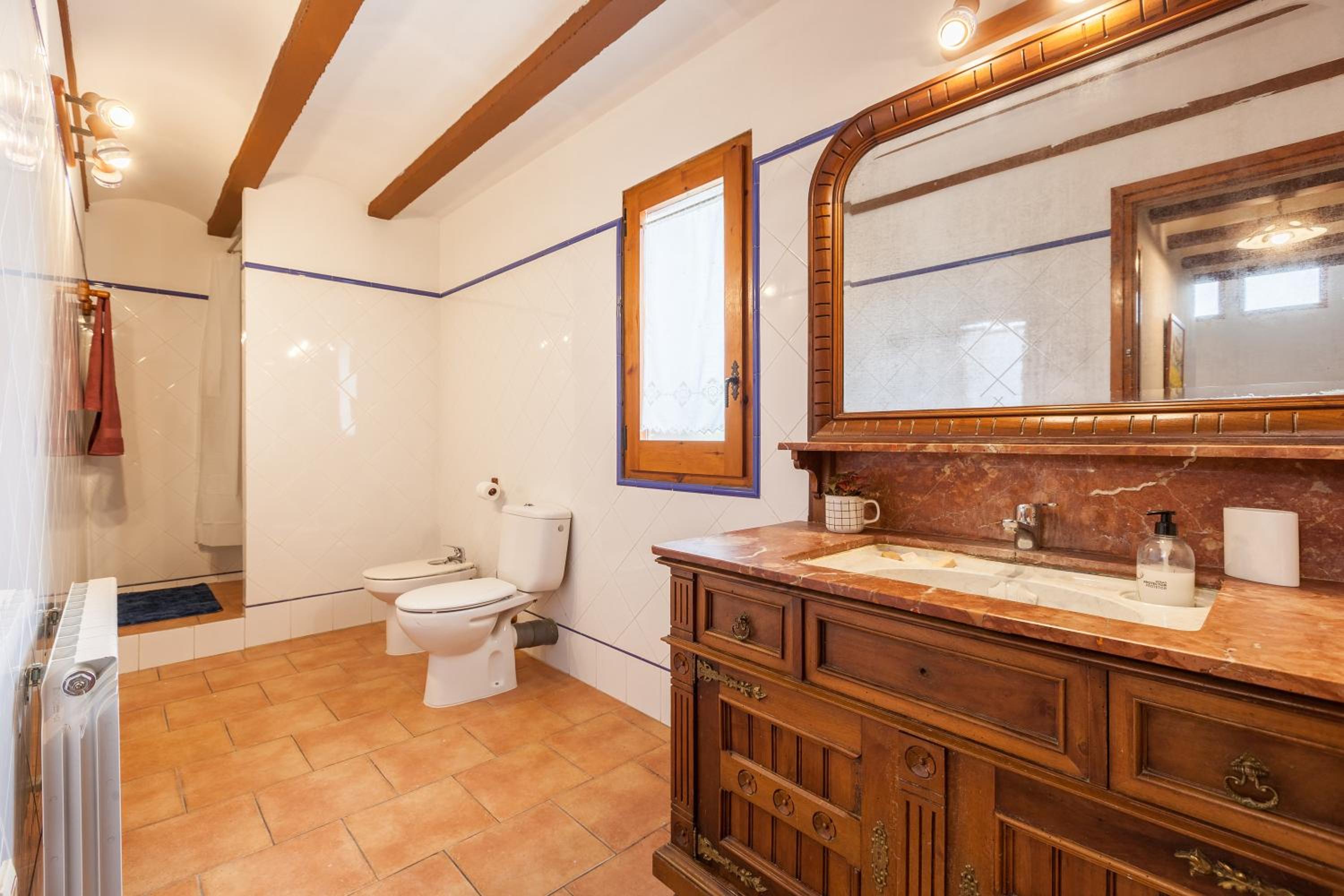 Six-Bedroom House photo 2