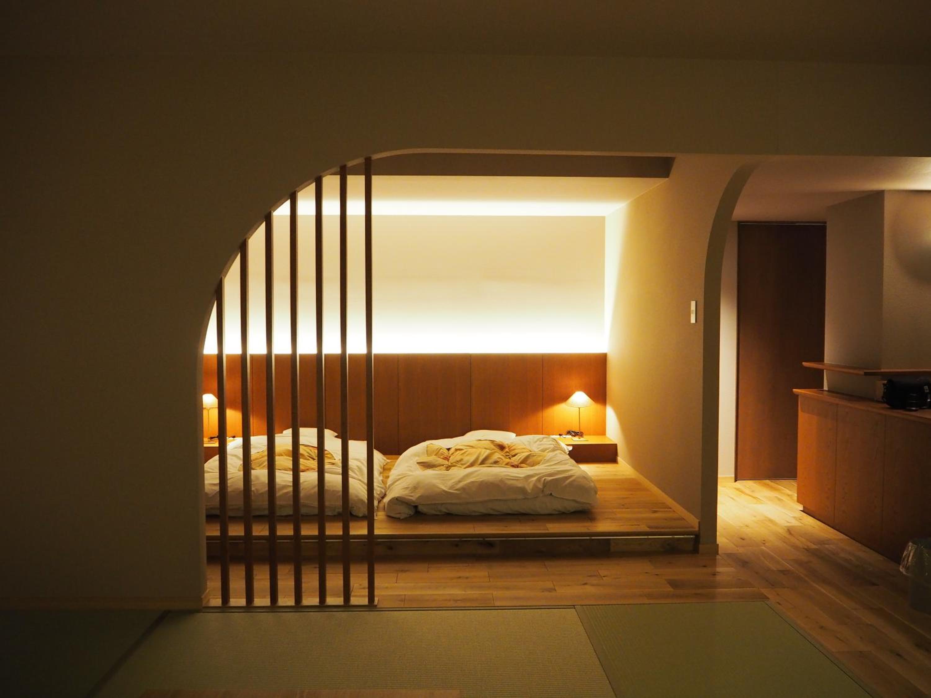 Deluxe Corner Western Room with Tatami, Shower and Mountain View, Non-Smoking - East Wing thumbnail 6