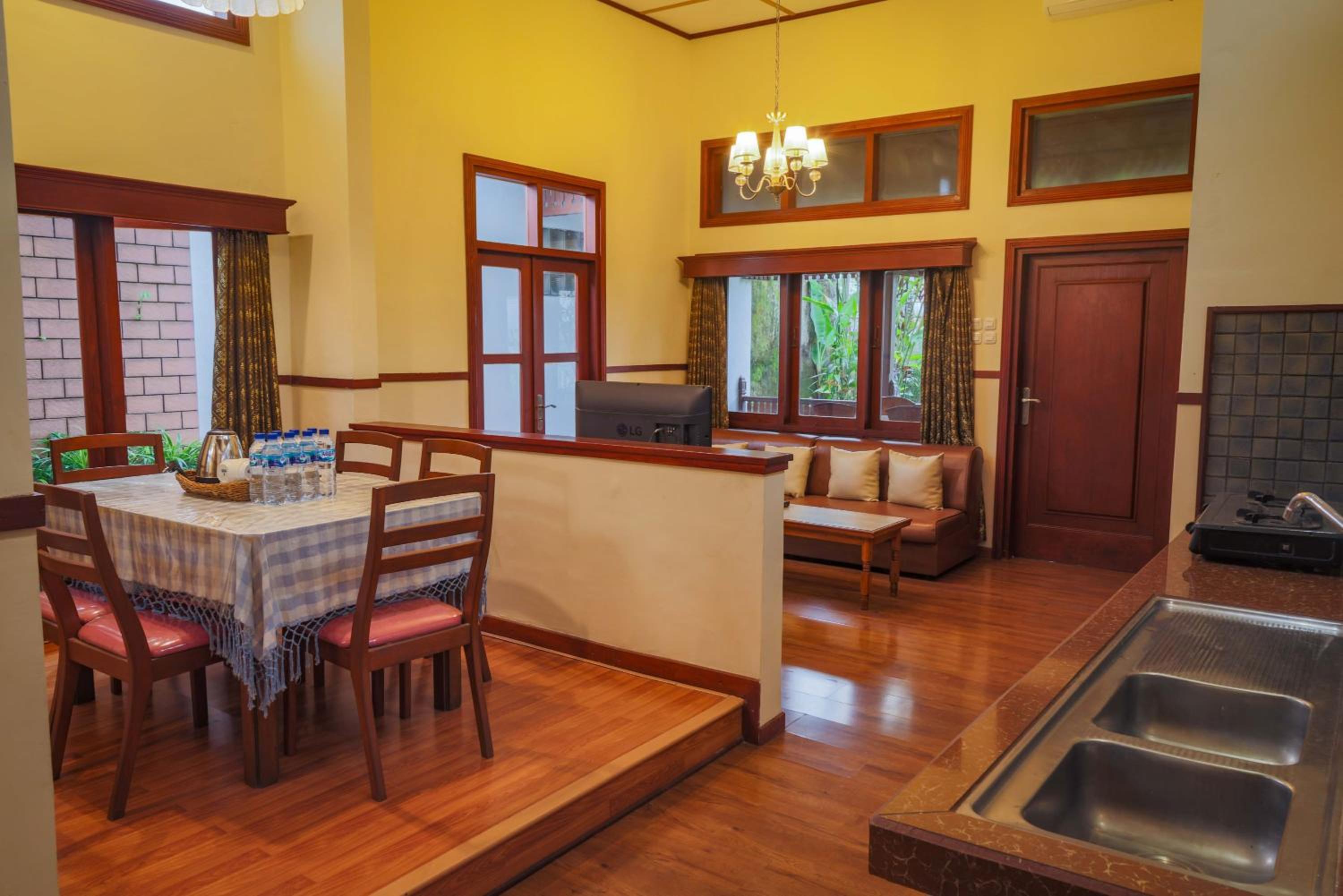Three-Bedroom Villa photo 2