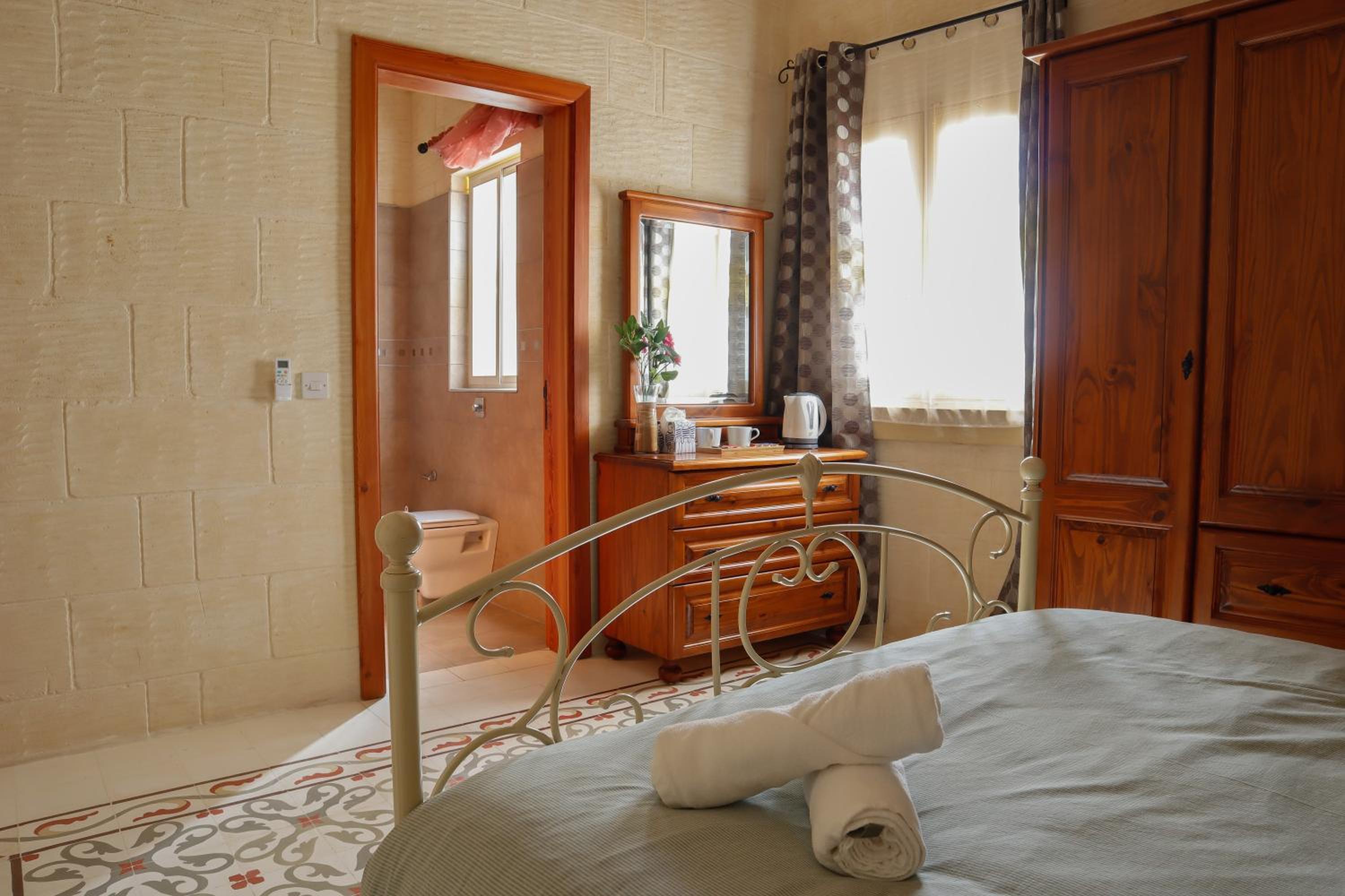 Double Room with Private Bathroom photo 3