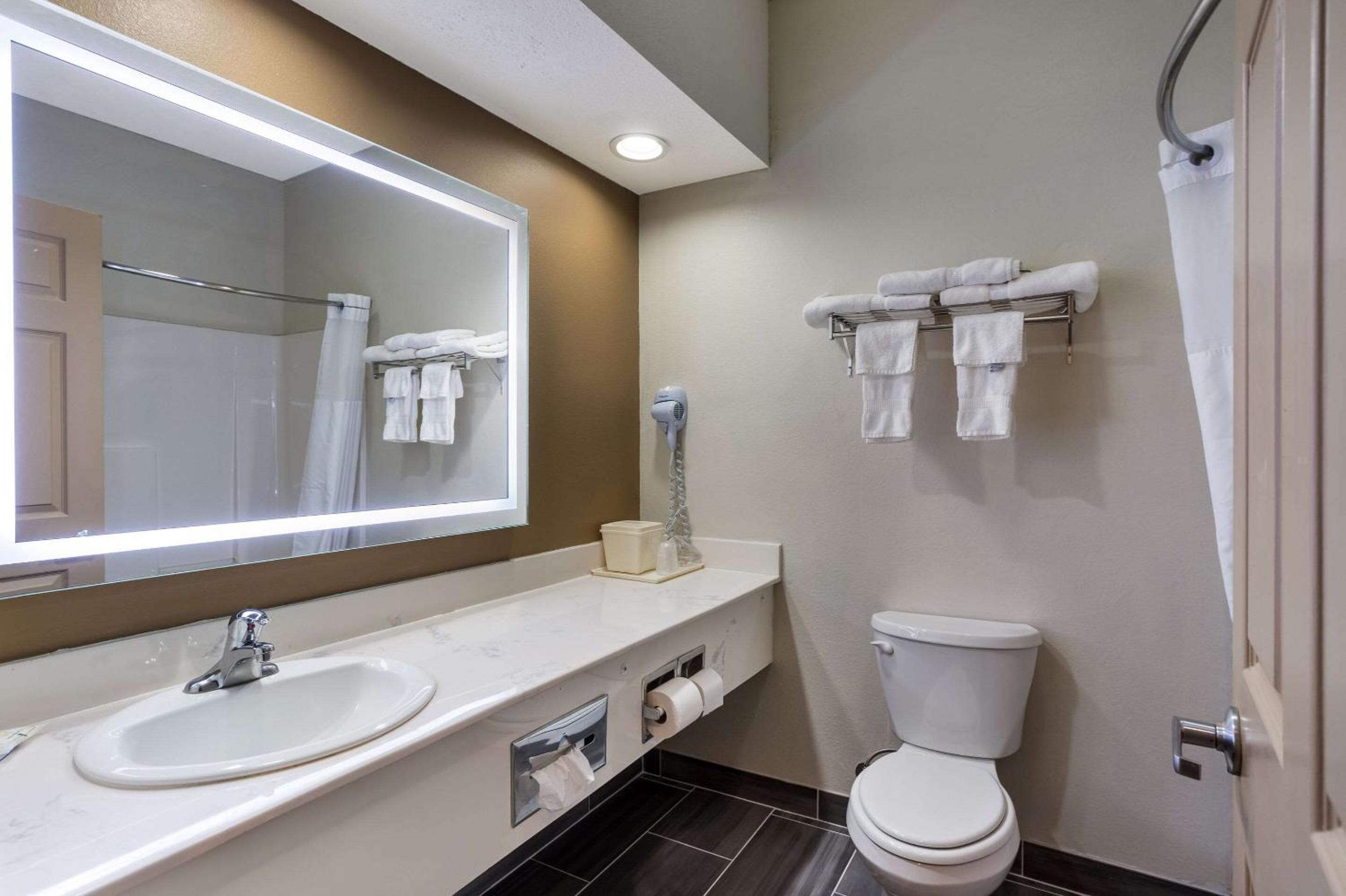 King Suite - Non-Smoking - Photo 2