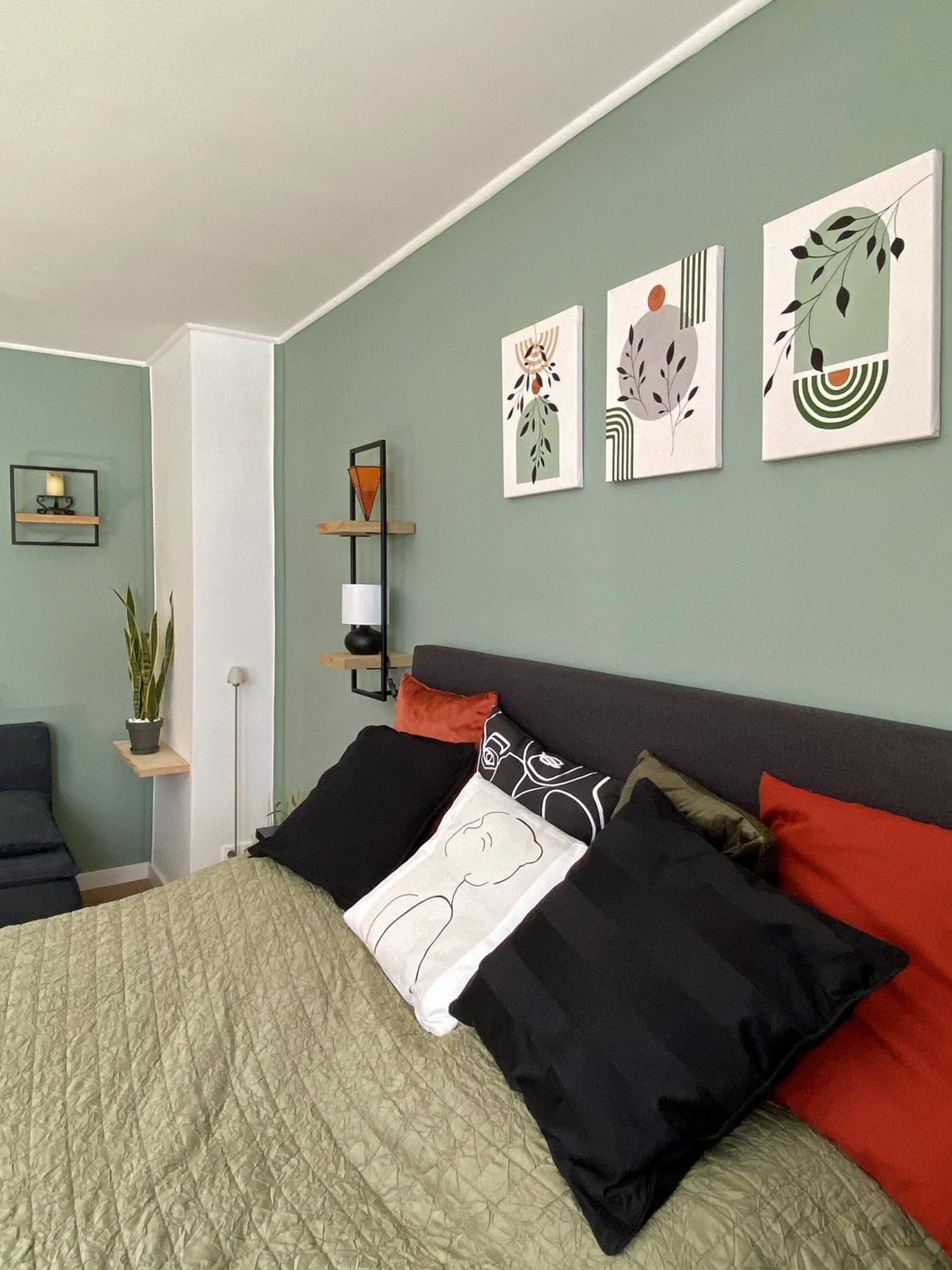 One-Bedroom Apartment photo 1
