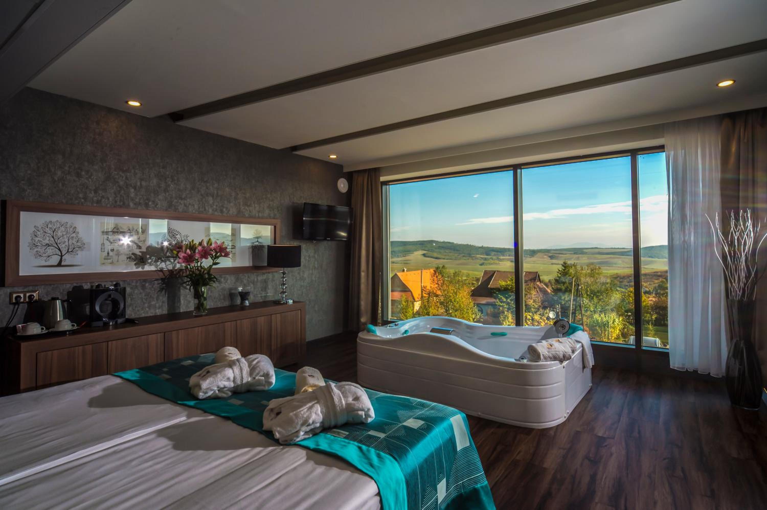 Suite with Hot Tub photo 1