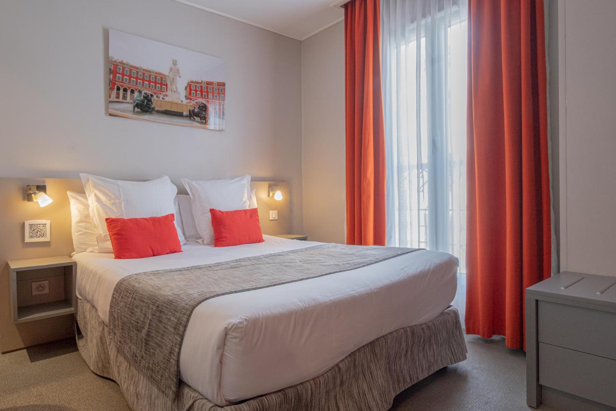 Standard Double or Twin Room - Street Side - Photo 6