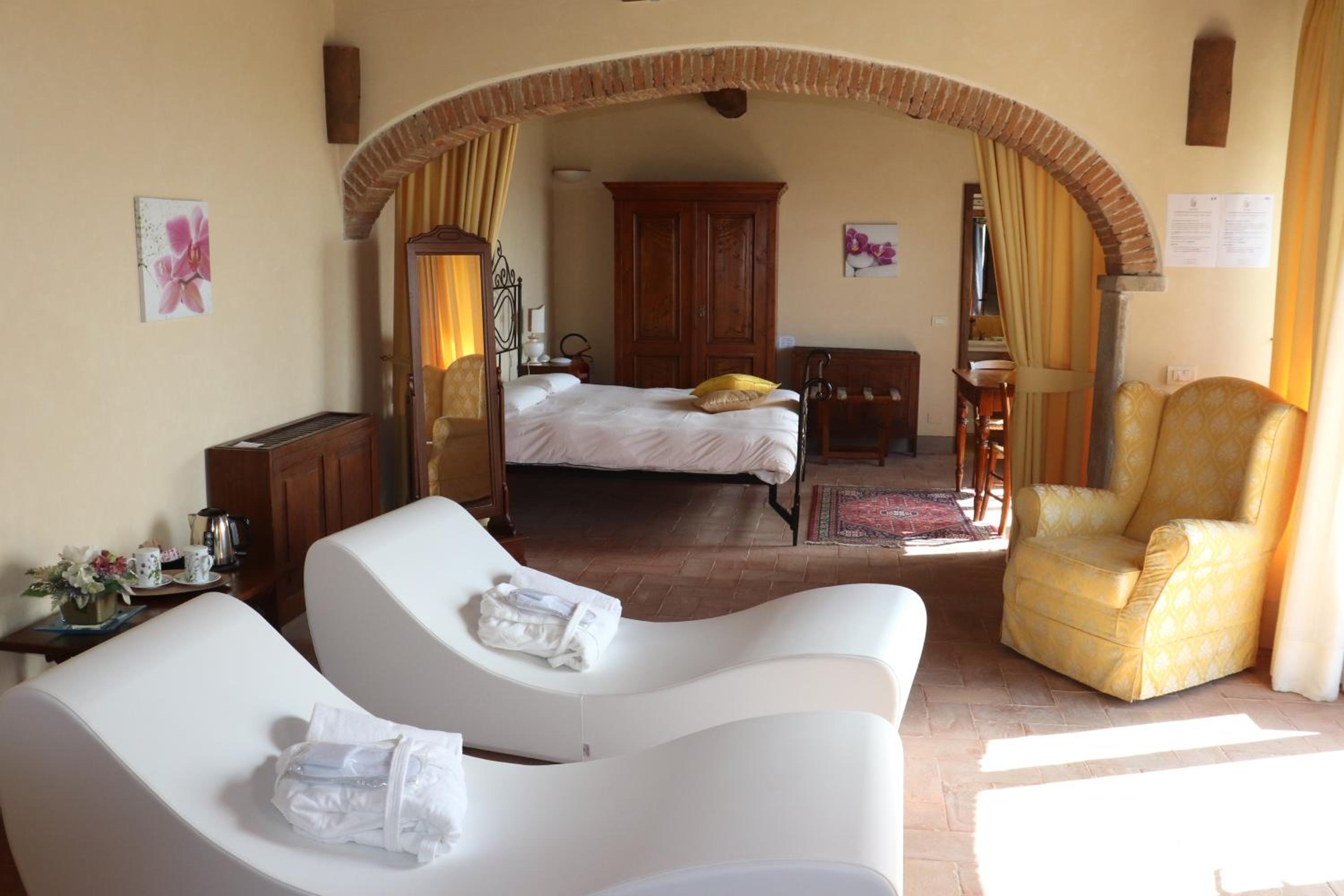 Double Room with Spa Bath photo 3