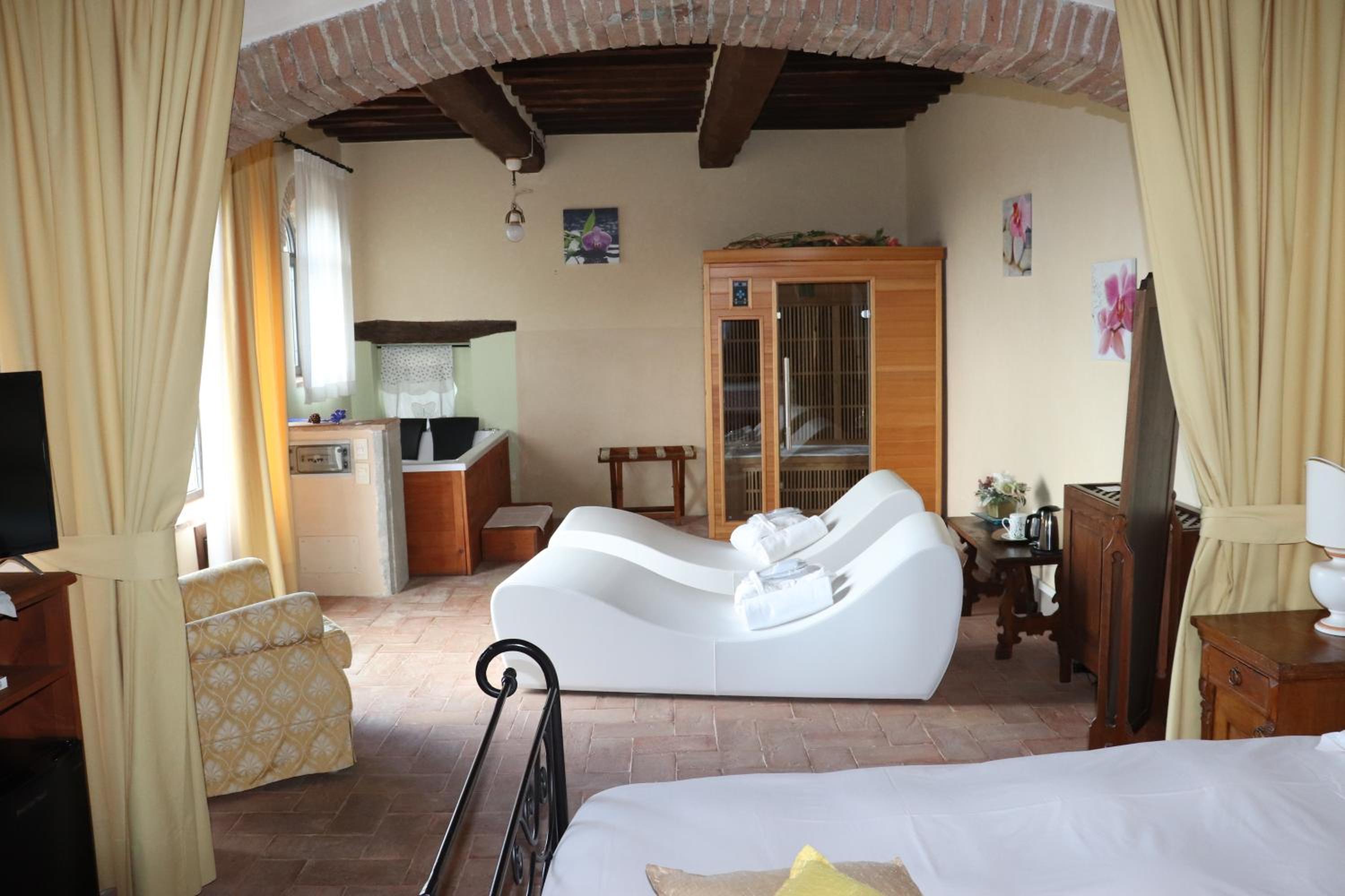 Double Room with Spa Bath photo 1