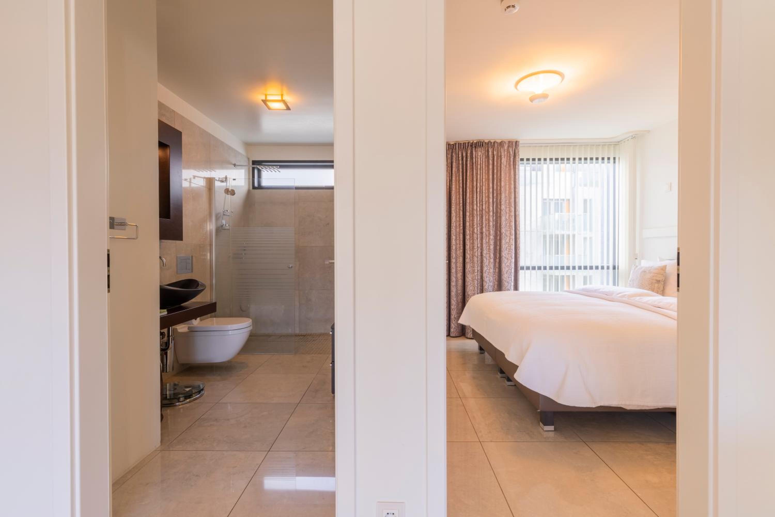 One-Bedroom Suite with Balcony - Photo 5