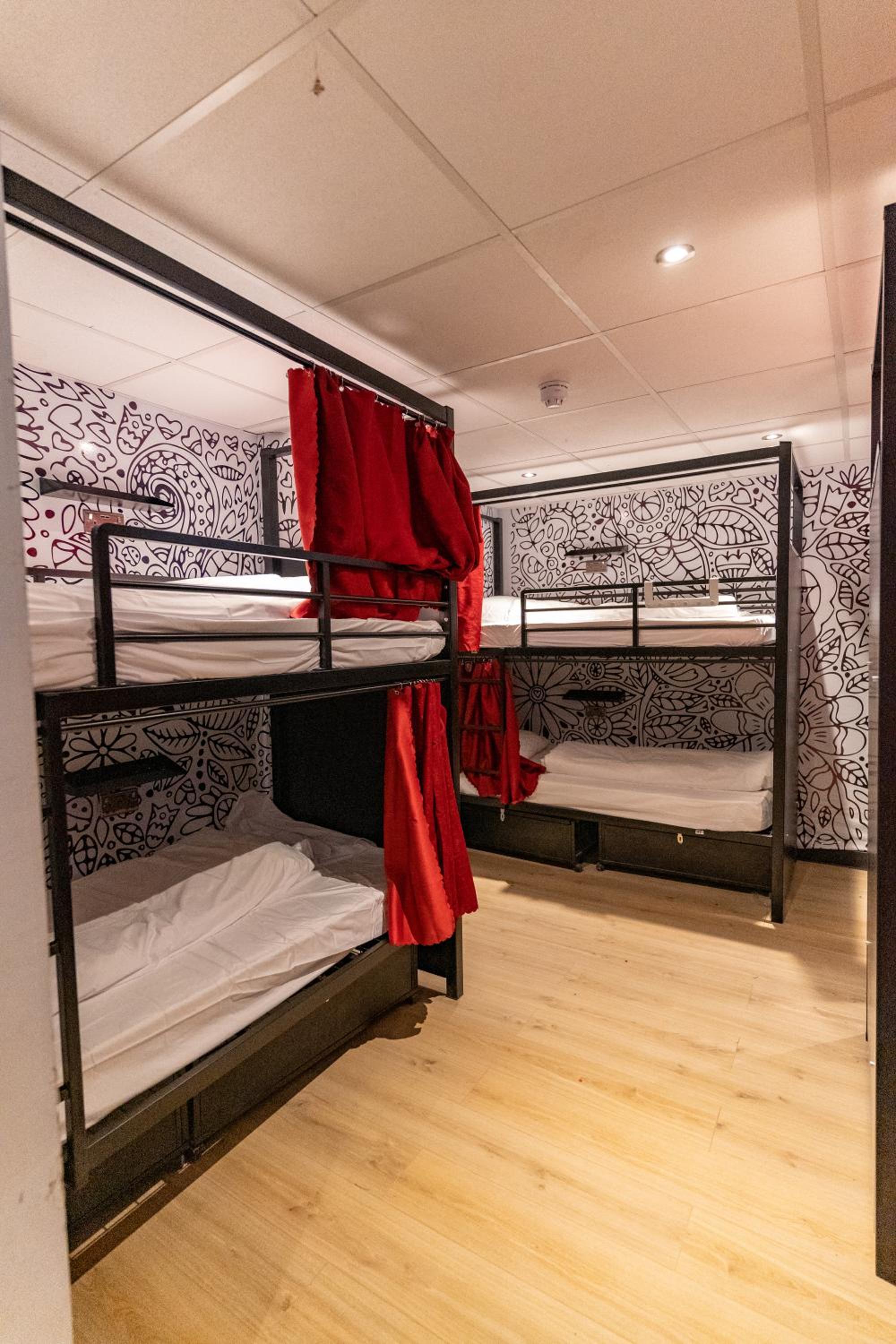 Bed in 12-Bed Female Dormitory Room photo 3