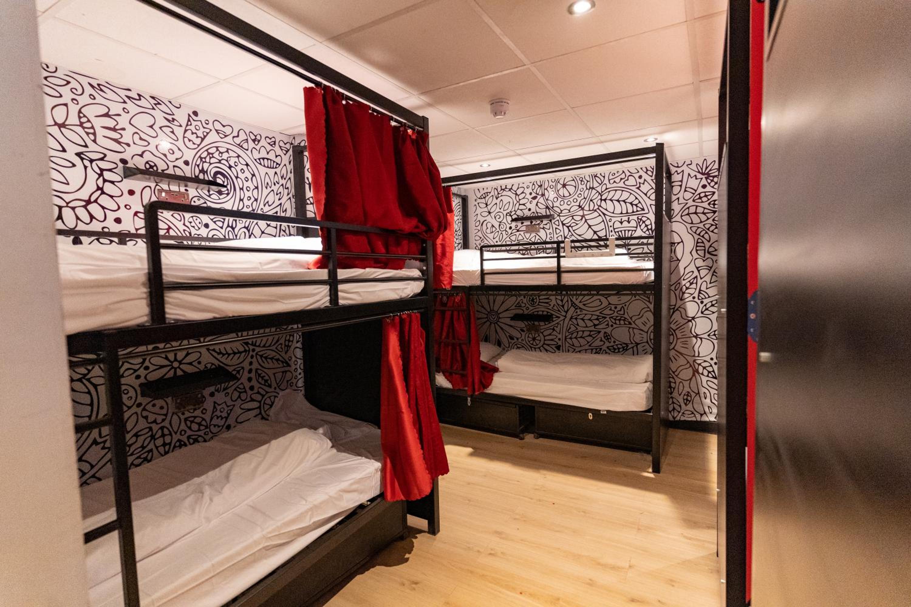 Bed in 12-Bed Female Dormitory Room photo 2