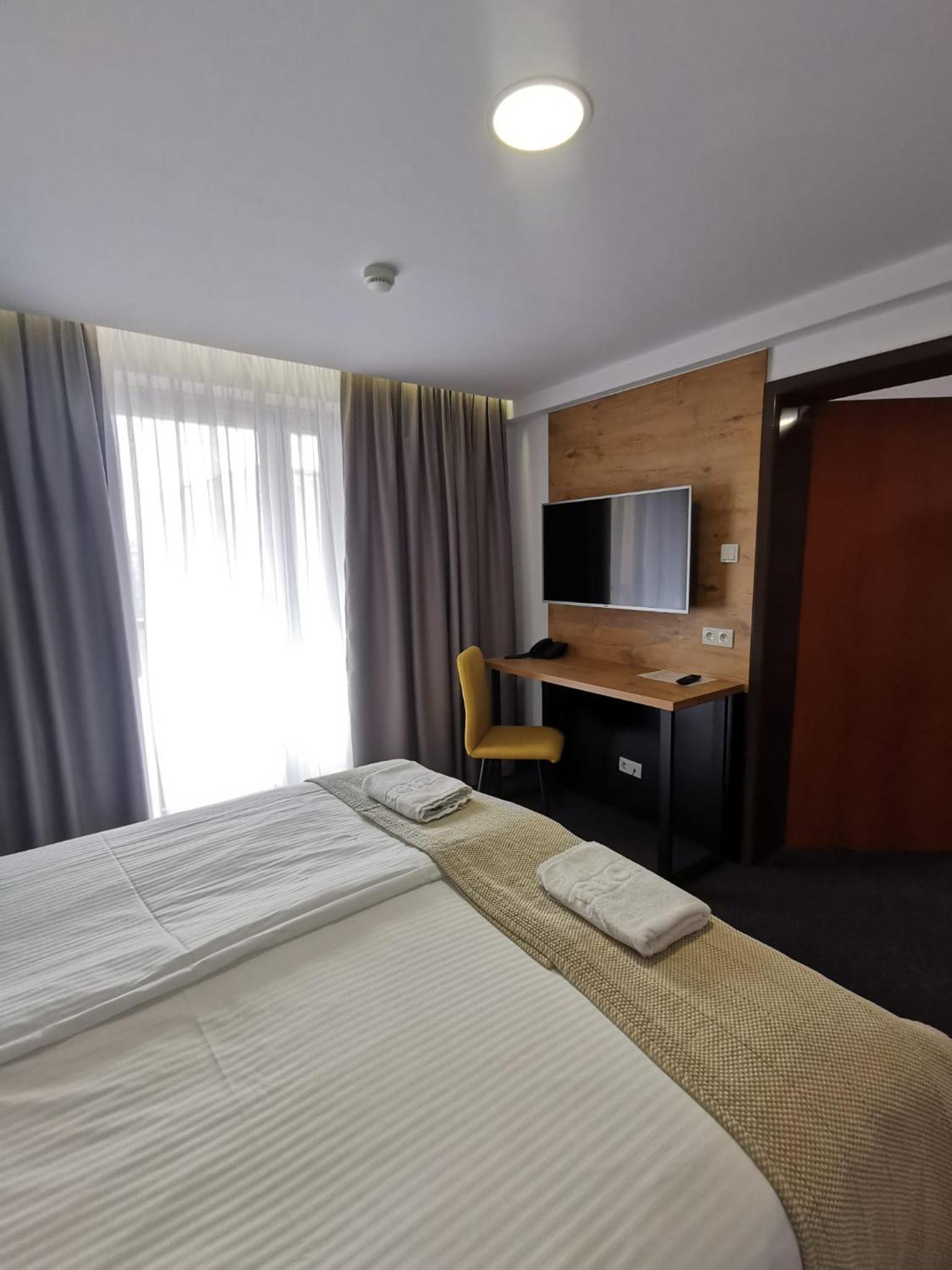 Junior Suite with Balcony - Photo 2