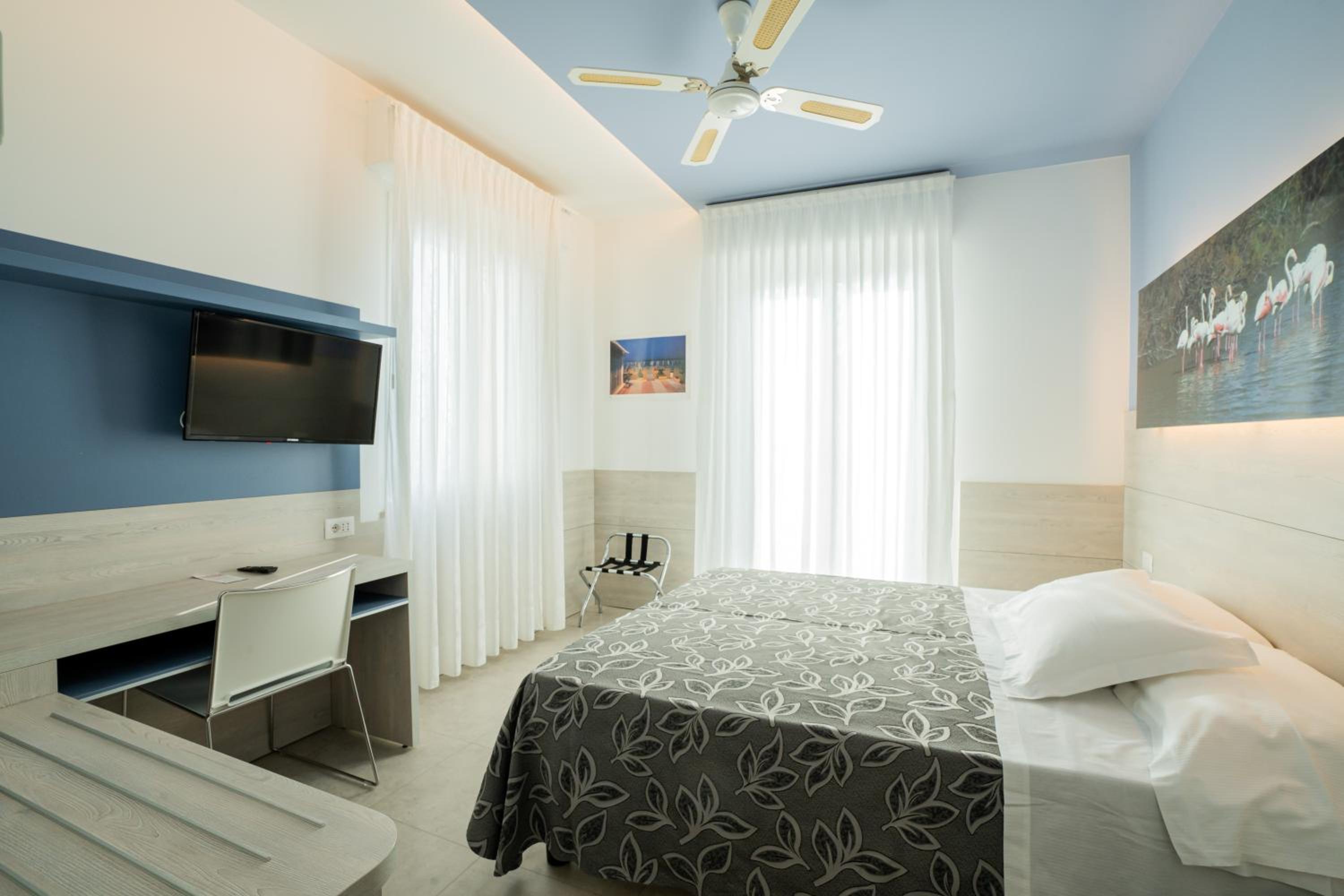 Double or Twin Room with Lateral Sea View Deluxe photo 1