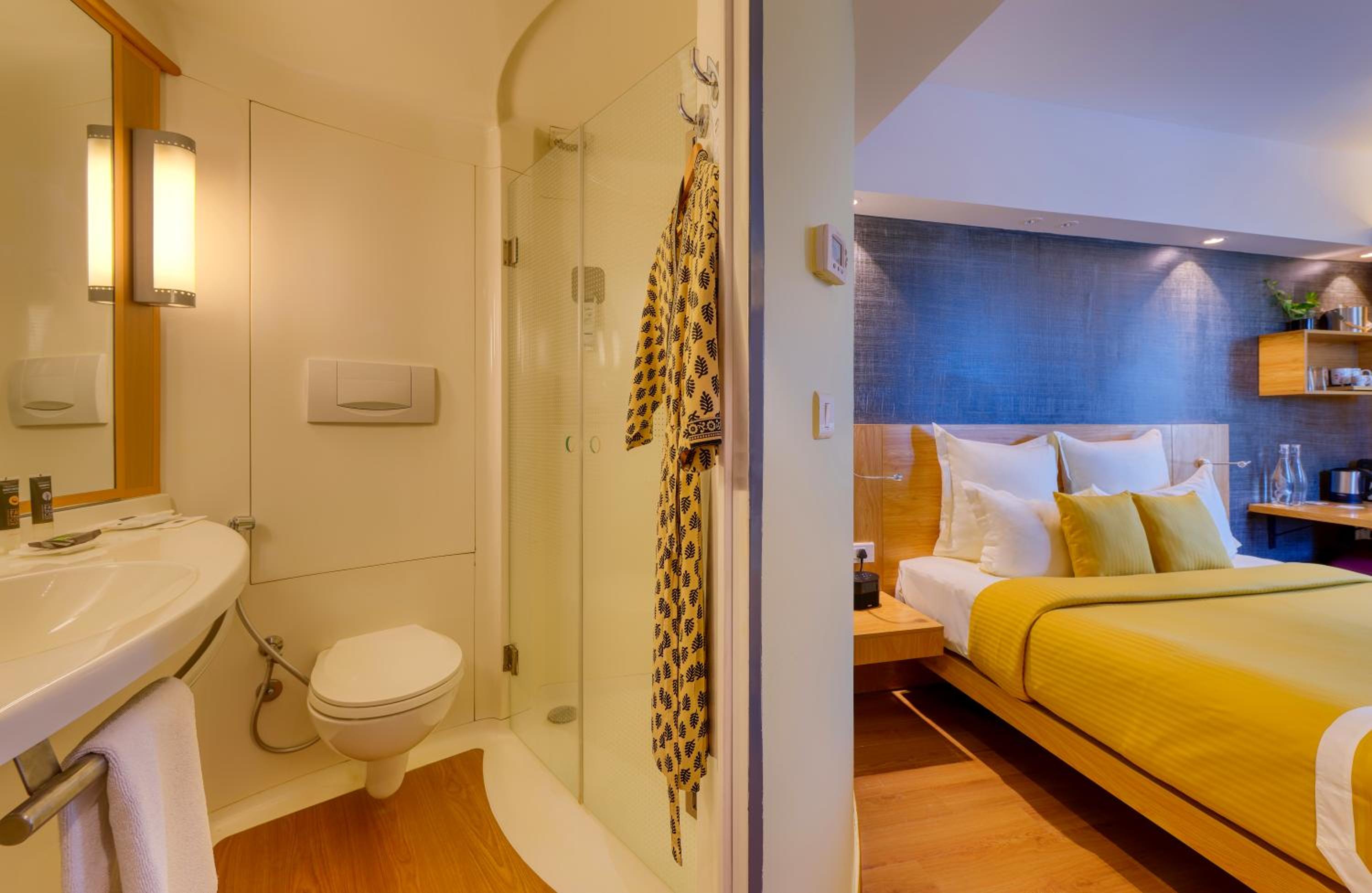 Premier Queen Room with Extra Benefits - Photo 2