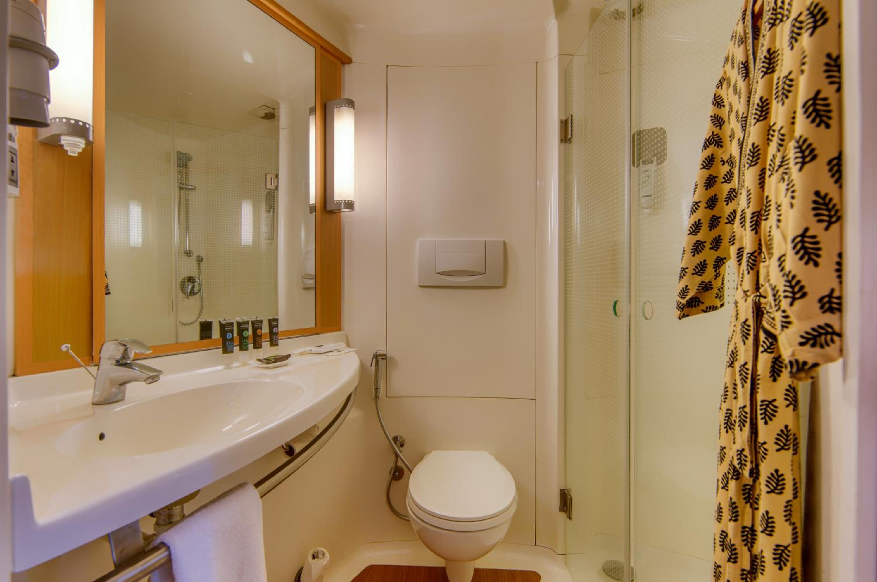 Deluxe Queen Room with Extra Benefit - Photo 2
