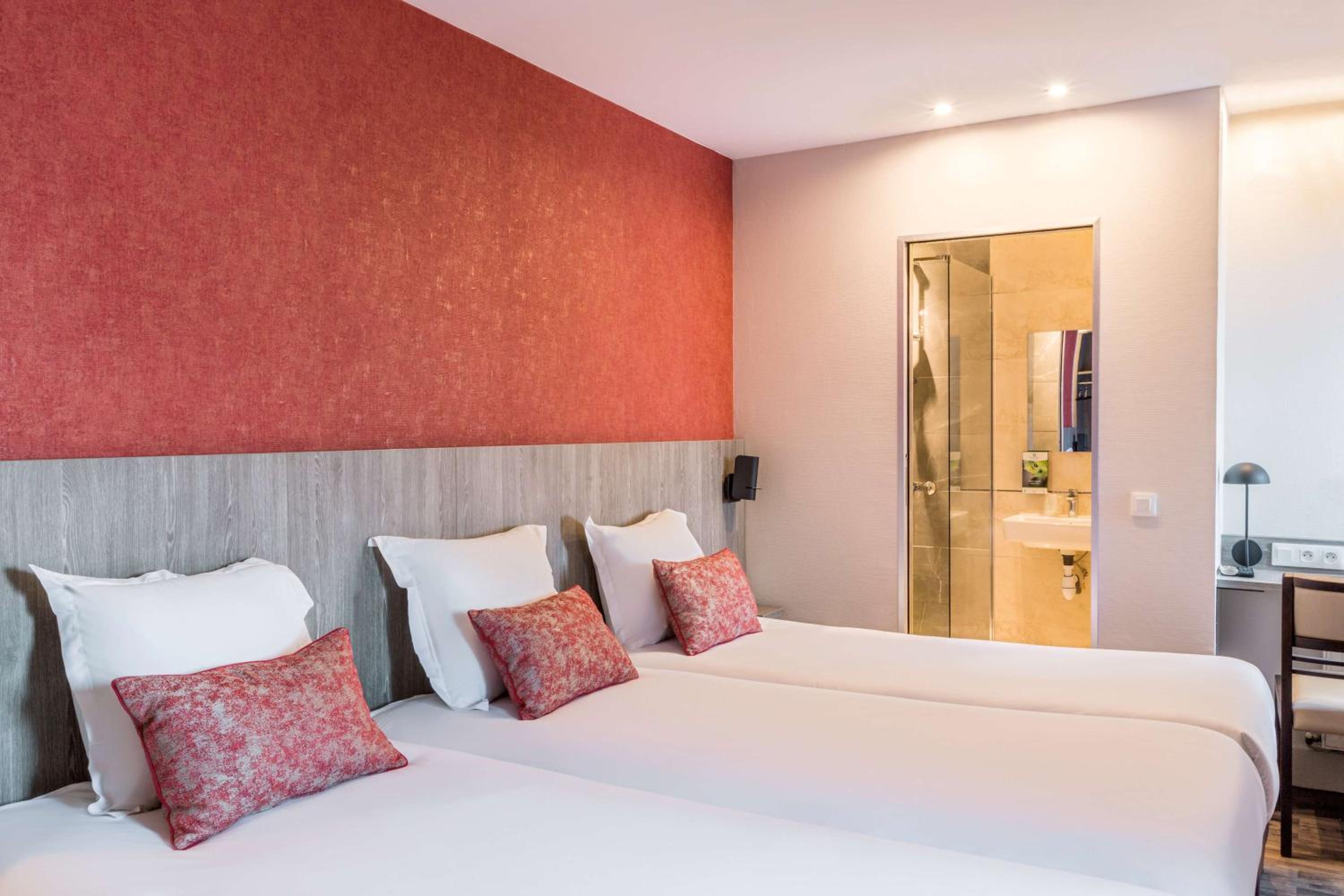 Classic Triple Room with Three Single Beds photo 1